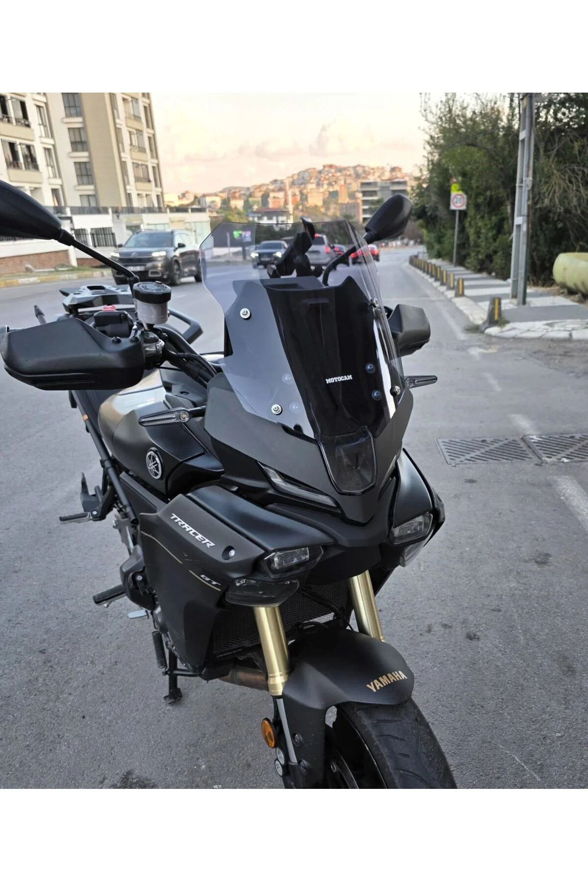 Yamaha Tracer 900 Ön Cam 2025-2026 Model 37cm Füme Renkli 4mm SPORTİF Yamaha Tracer 900 Ön Cam 2025-2026 Model 37cm Füme Renkli 4mm SPORTİF