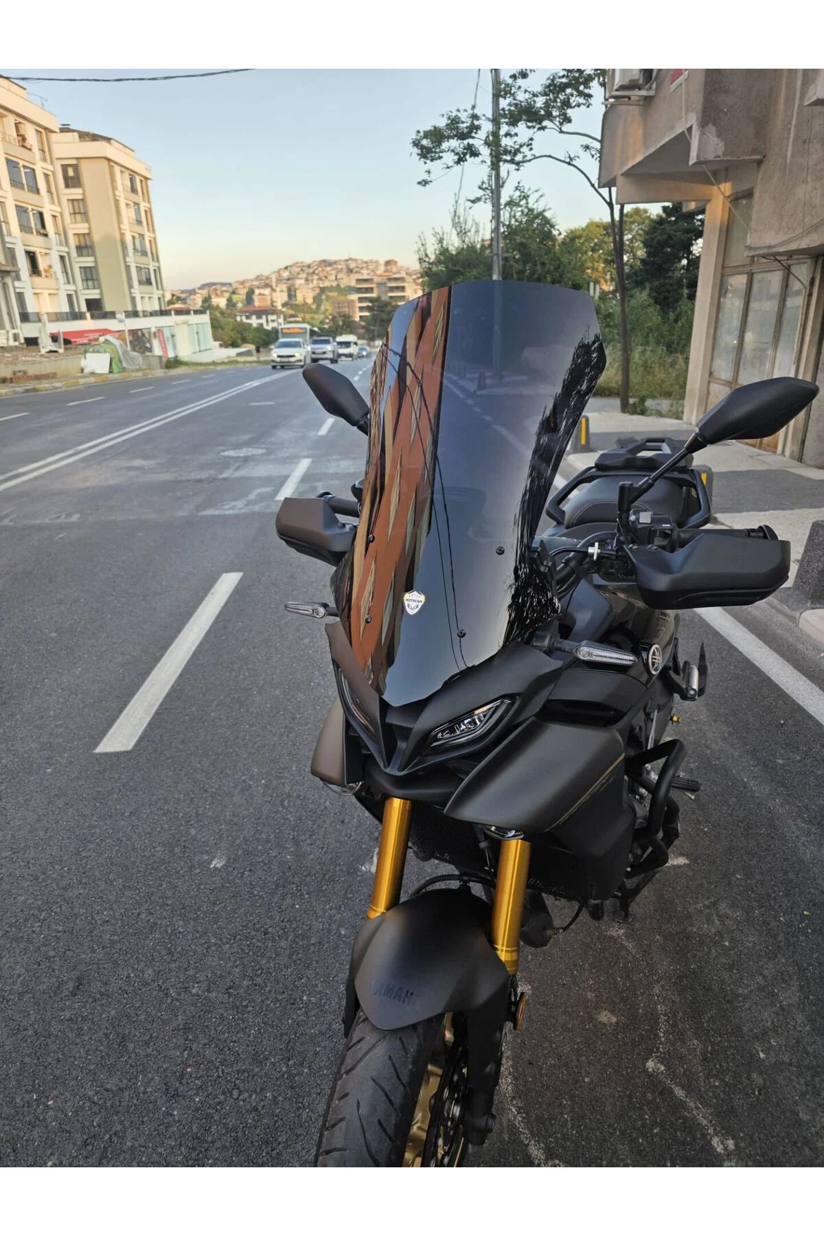 Yamaha Tracer 900 Ön Cam 2023-2026 Model 61cm Siyah Renkli 4mm