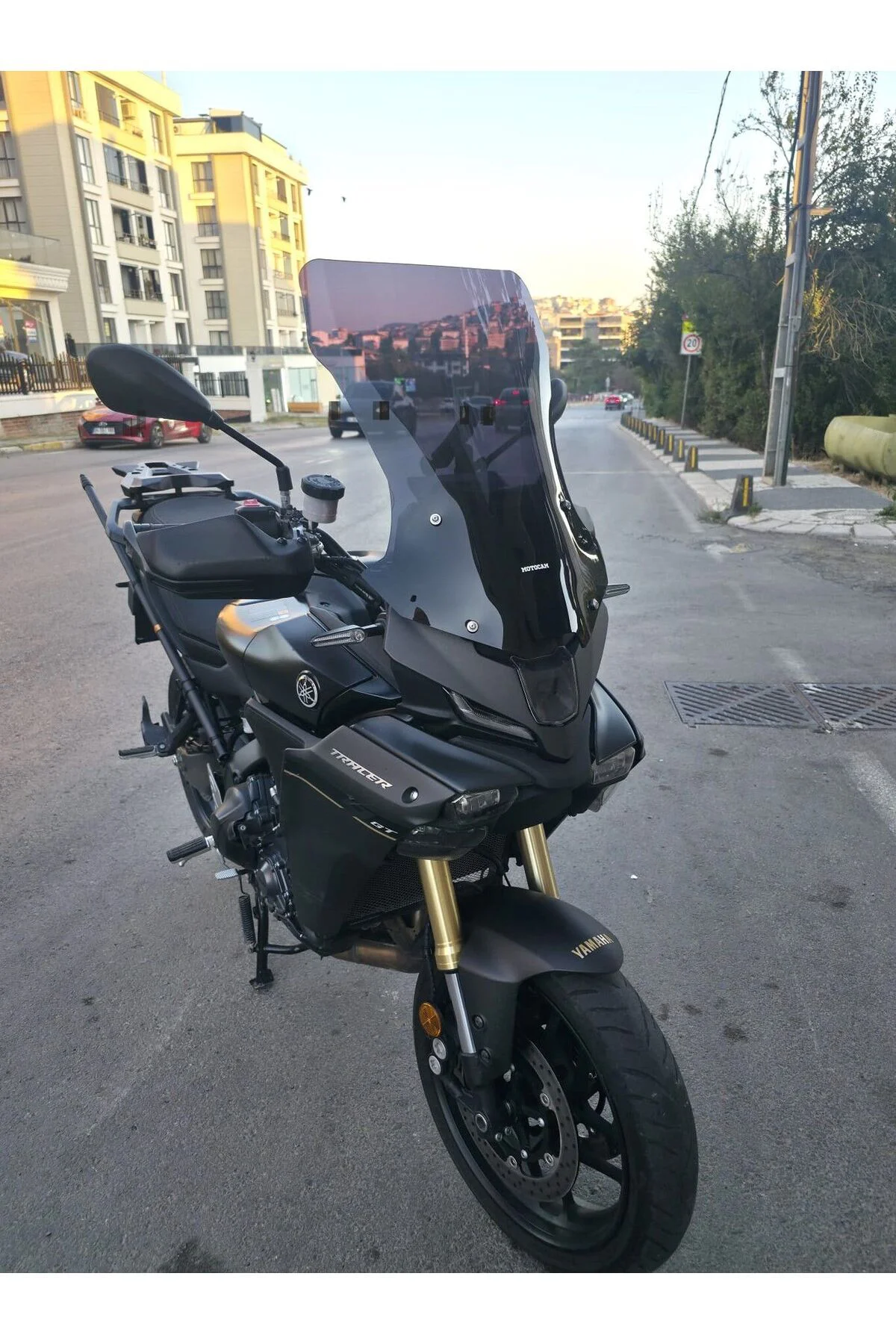 Yamaha Tracer 900 Ön Cam 2025-2026 Model 60cm Siyah Renkli 4mm Yamaha Tracer 900 Ön Cam 2025-2026 Model 60cm Siyah Renkli 4mm