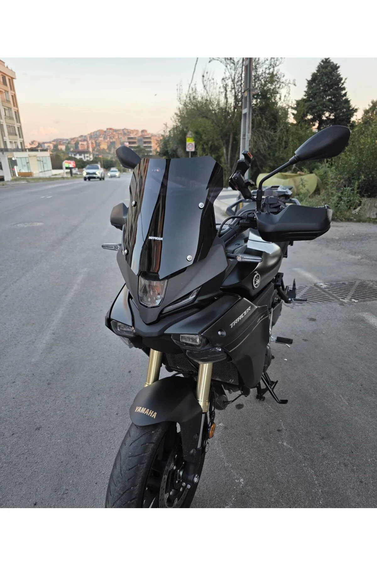 Yamaha Tracer 900 Ön Cam 2025-2026 Model 37cm Siyah Renkli 4mm SPORTİF