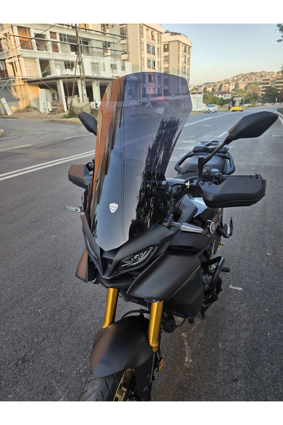 Yamaha Tracer 900 Ön Cam 2023-2026 Model 61cm Siyah Renkli 4mm