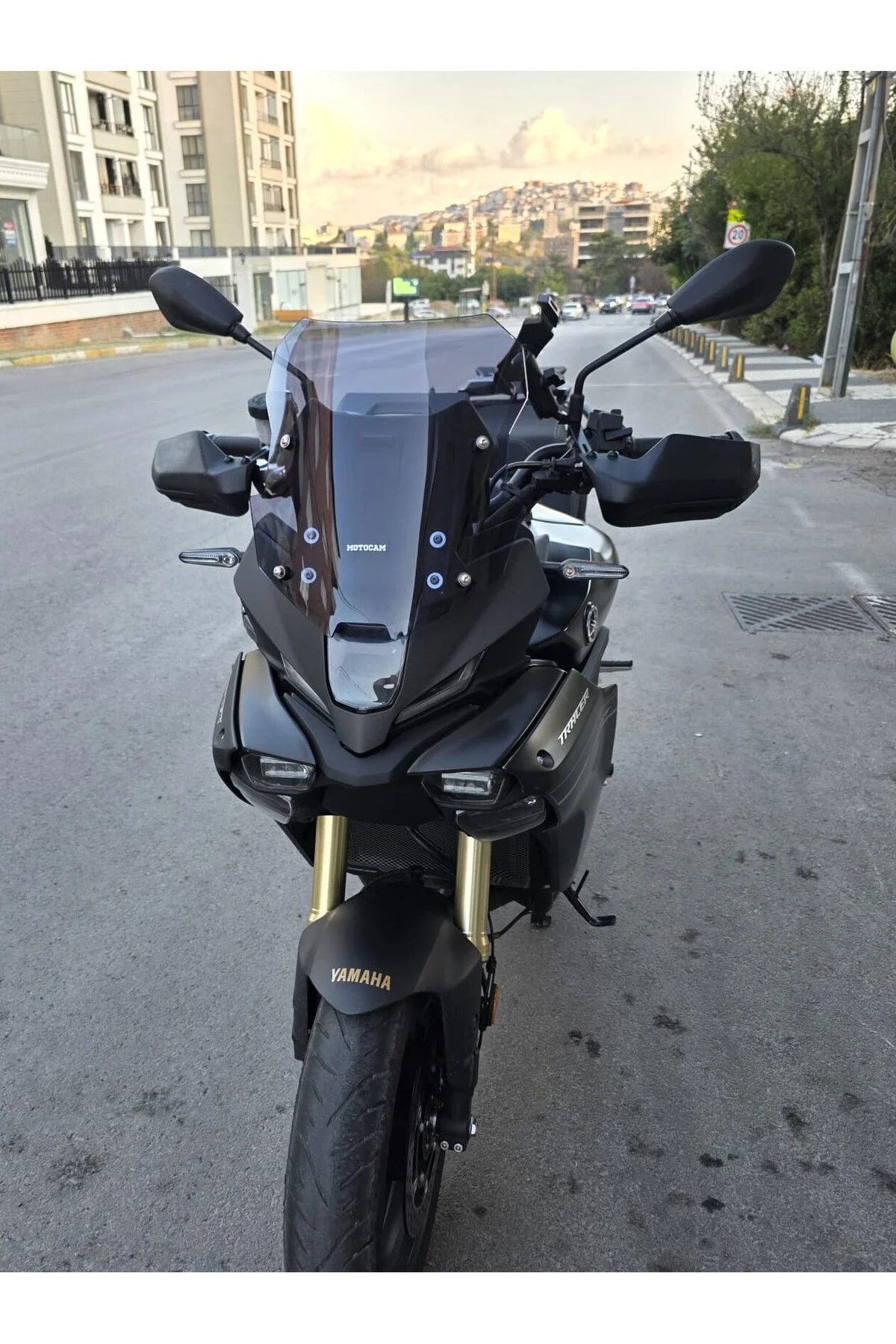 Yamaha Tracer 900 Ön Cam 2025-2026 Model 37cm Füme Renkli 4mm SPORTİF Yamaha Tracer 900 Ön Cam 2025-2026 Model 37cm Füme Renkli 4mm SPORTİF