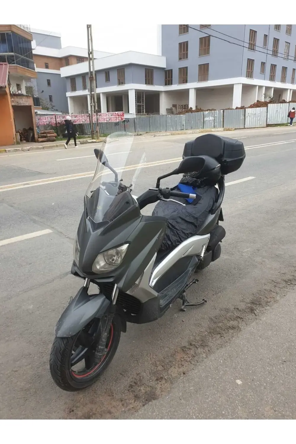 Yamaha Xmax Ön Cam 2011-2013 Model 55cm Şeffaf Renkli 4mm Yamaha Xmax Ön Cam 2011-2013 Model 55cm Şeffaf Renkli 4mm