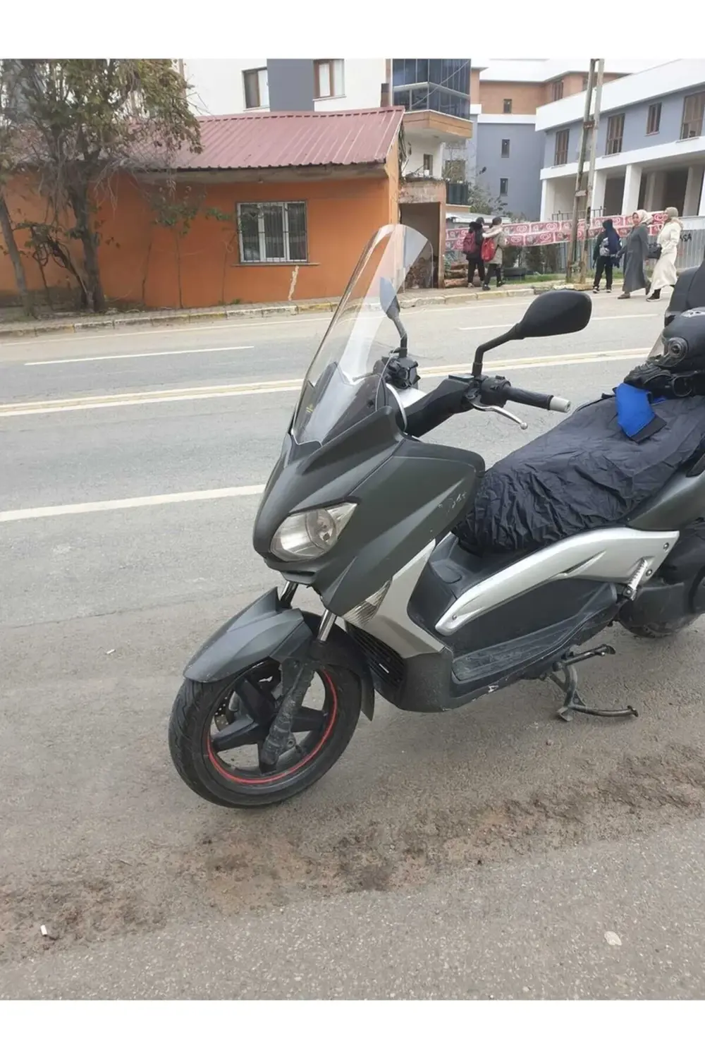 Yamaha Xmax Ön Cam 2011-2013 Model 55cm Şeffaf Renkli 4mm Yamaha Xmax Ön Cam 2011-2013 Model 55cm Şeffaf Renkli 4mm