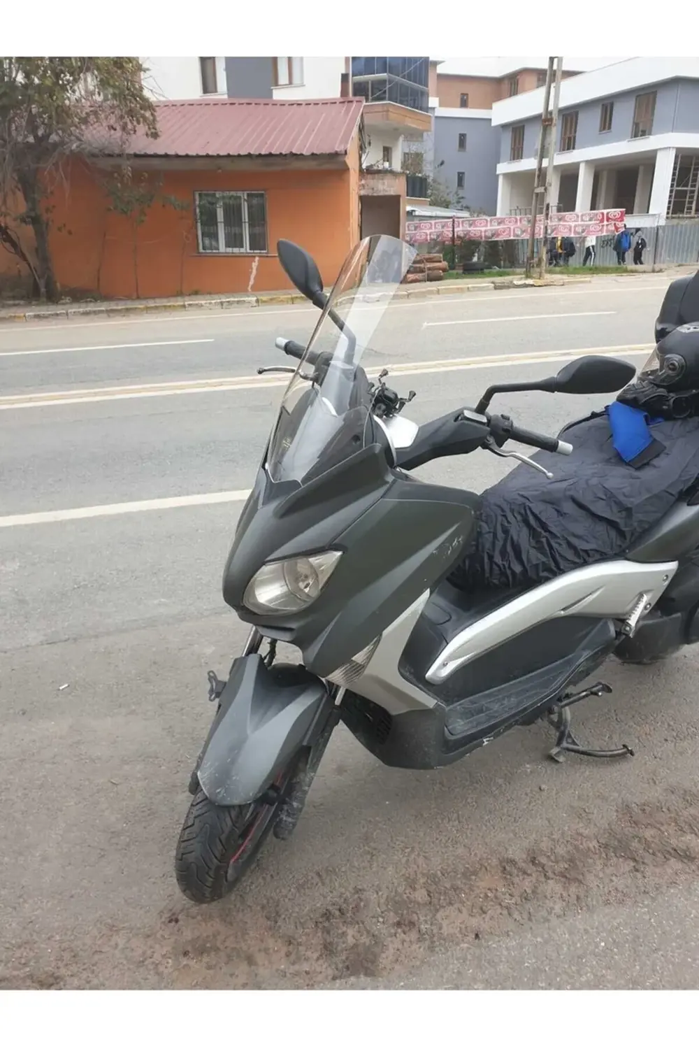Yamaha Xmax Ön Cam 2011-2013 Model 55cm Şeffaf Renkli 4mm Yamaha Xmax Ön Cam 2011-2013 Model 55cm Şeffaf Renkli 4mm