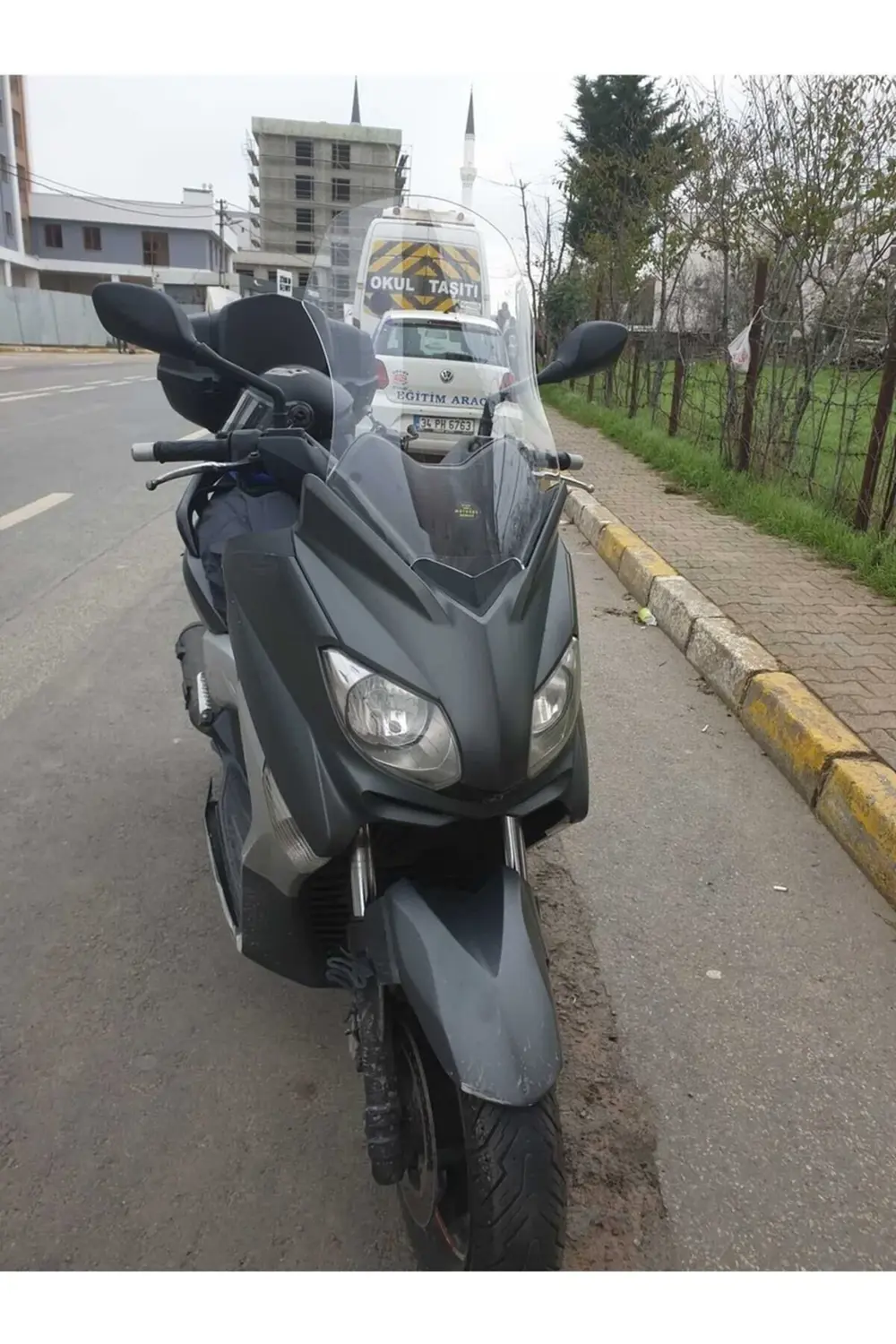 Yamaha Xmax Ön Cam 2011-2013 Model 55cm Şeffaf Renkli 4mm Yamaha Xmax Ön Cam 2011-2013 Model 55cm Şeffaf Renkli 4mm