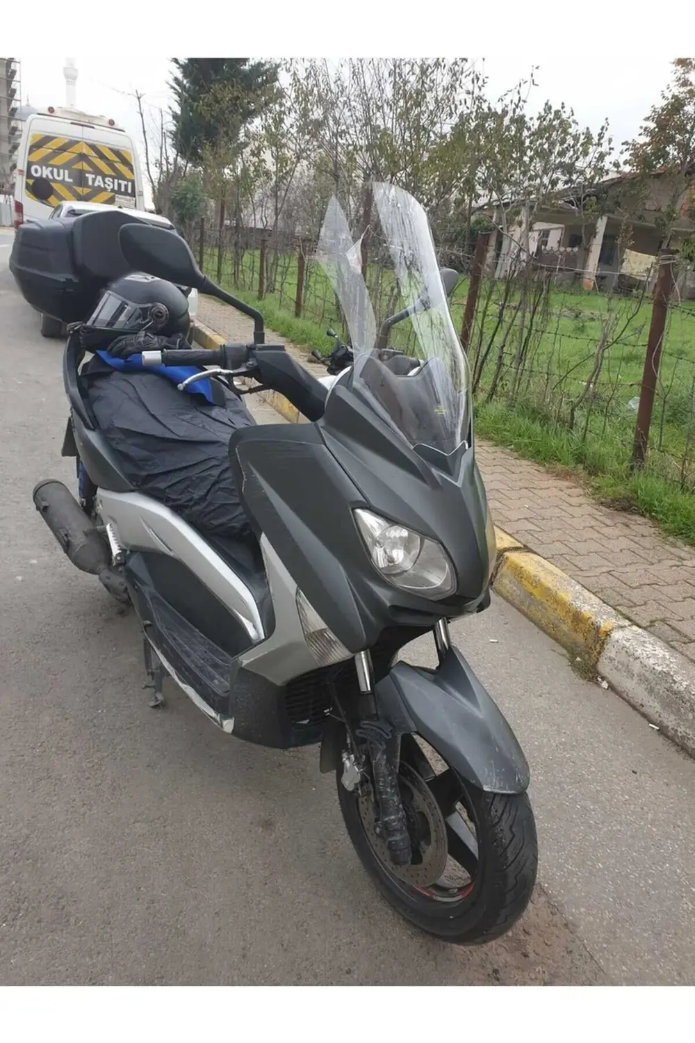 Yamaha Xmax Ön Cam 2011-2013 Model 55cm Şeffaf Renkli 4mm Yamaha Xmax Ön Cam 2011-2013 Model 55cm Şeffaf Renkli 4mm