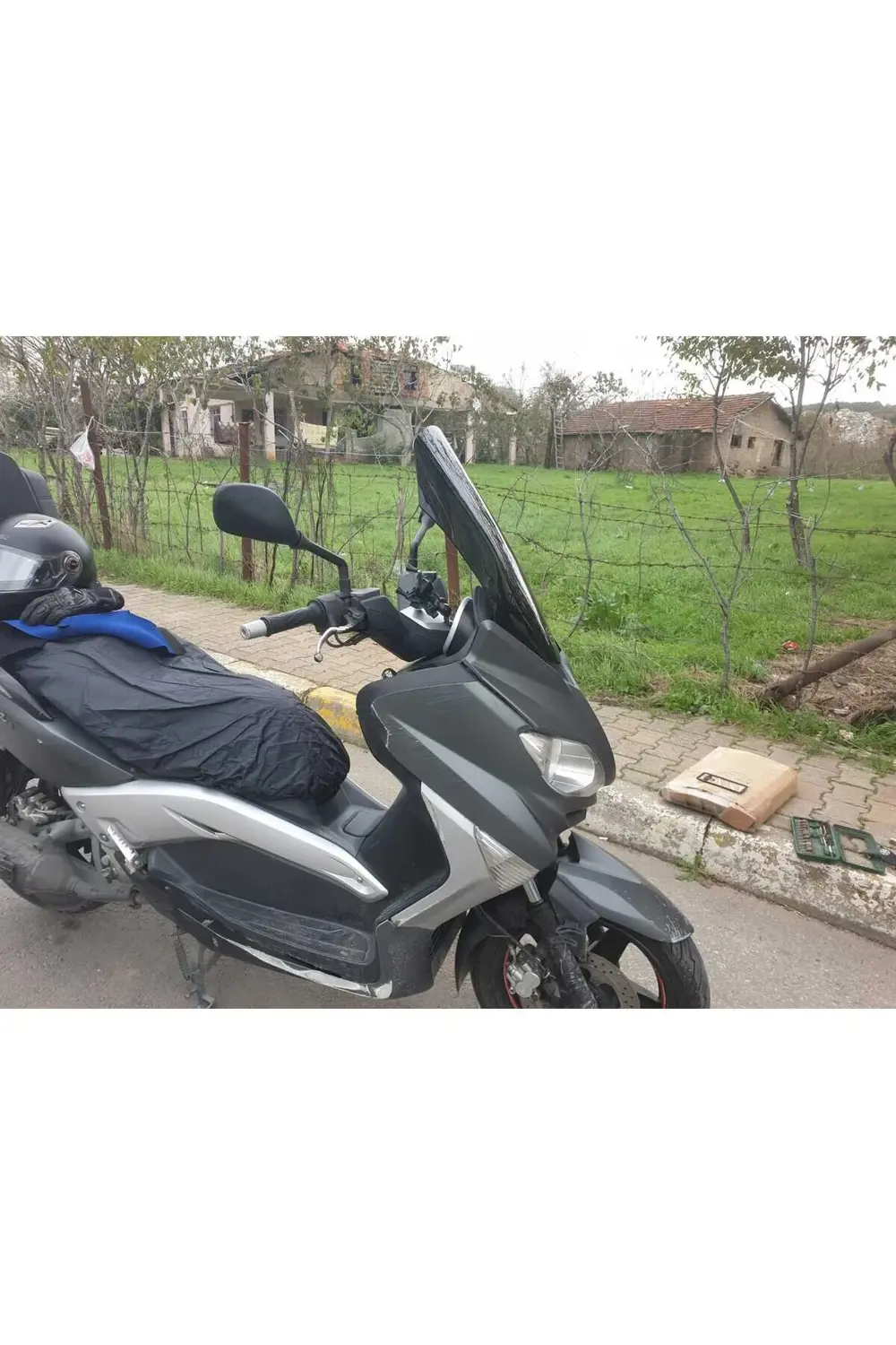 Yamaha Xmax Ön Cam 2011-2013 Model 55cm Siyah Renkli 4mm