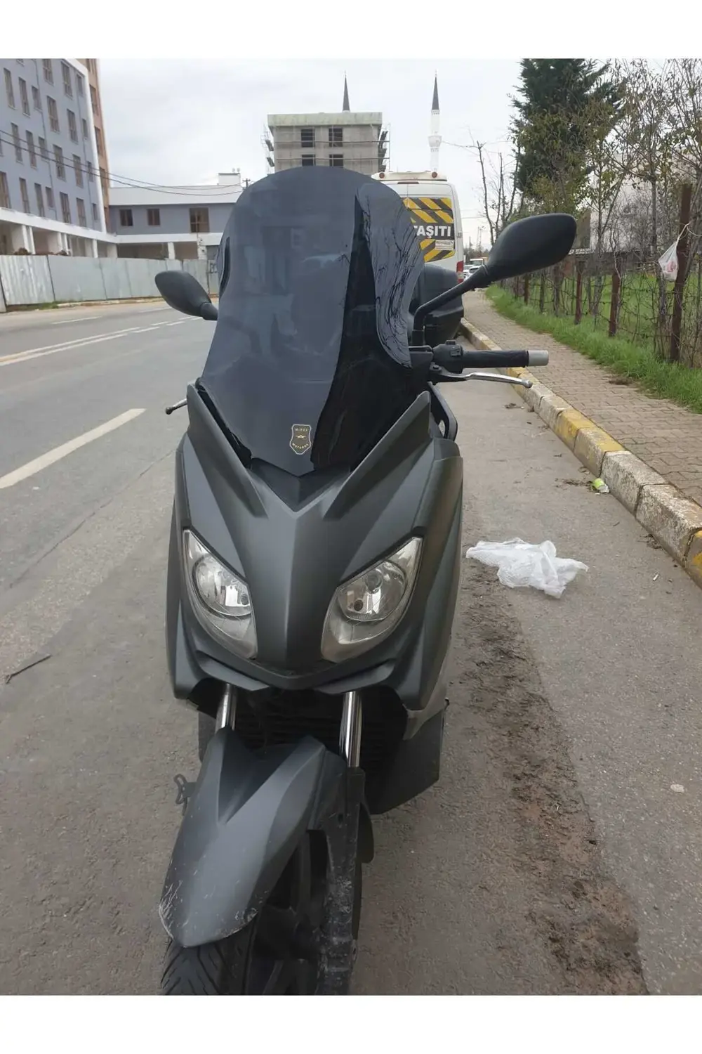 Yamaha Xmax Ön Cam 2011-2013 Model 55cm Siyah Renkli 4mm
