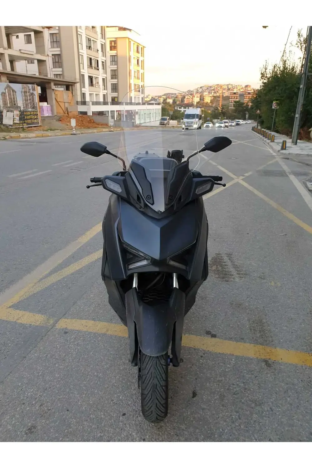 Yamaha Xmax Ön Cam 2023 2024 Model 65cm Şeffaf Renkli 4mm ORTA BO