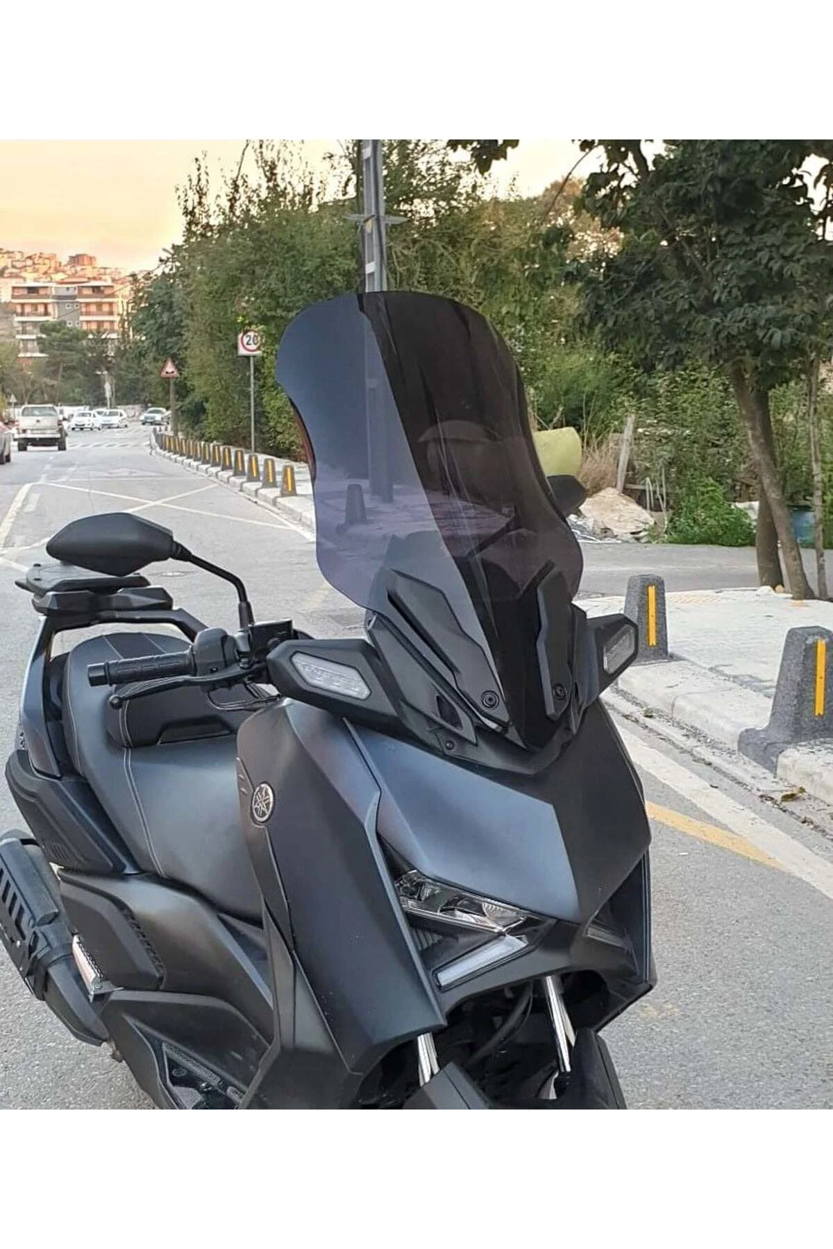 Yamaha Xmax Ön Cam 2023-2026 Model 65cm Siyah Renkli 4mm