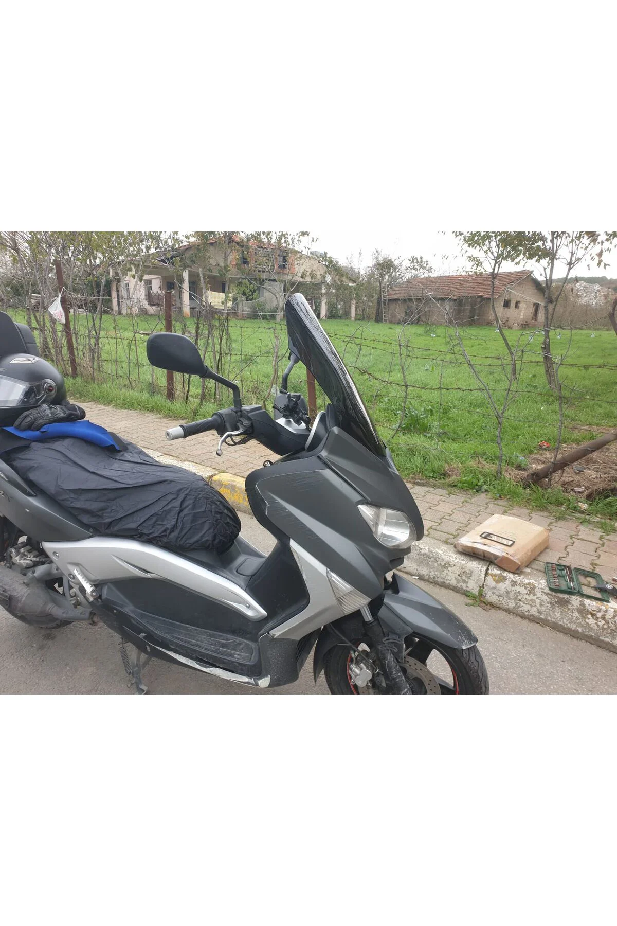 Yamaha Xmax Ön Cam 2011-2013 Model 55cm Siyah Renkli 4mm