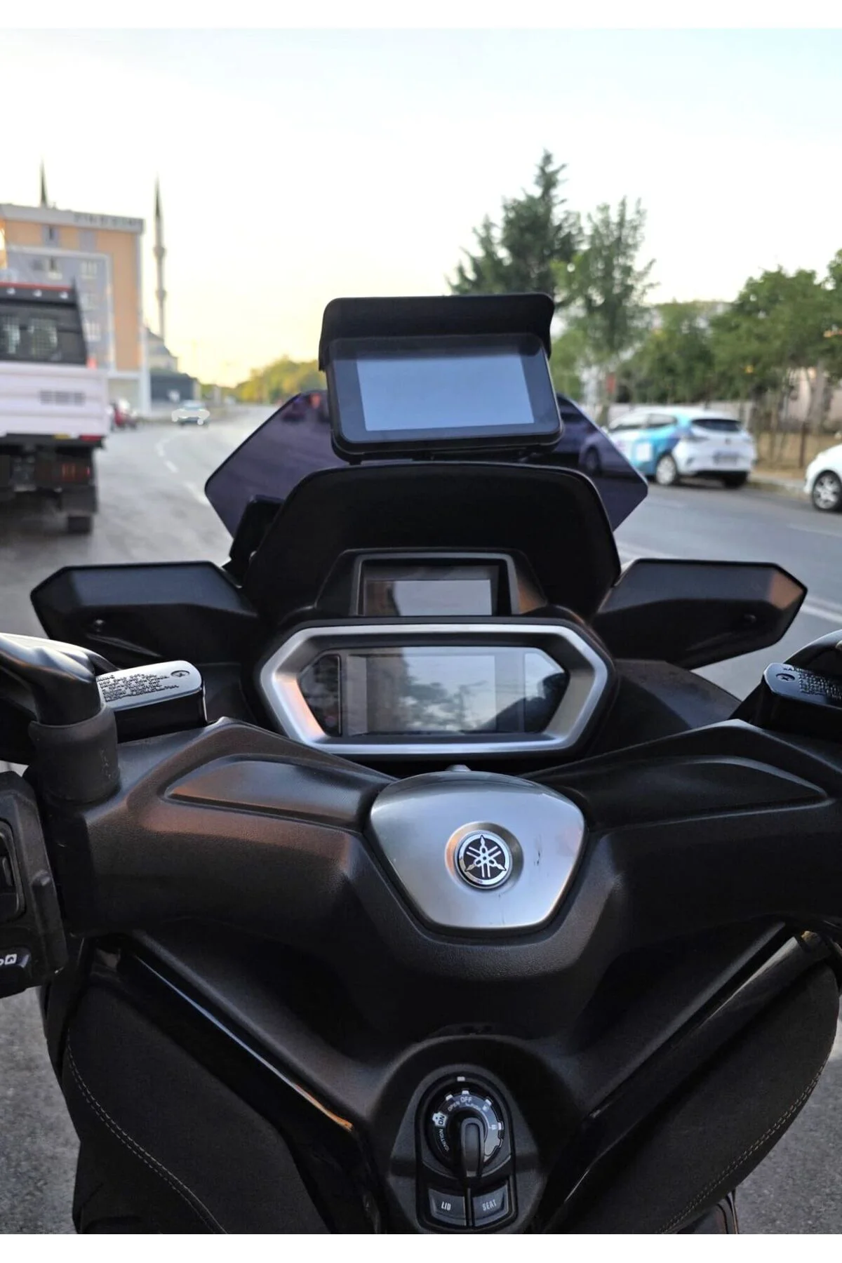 Yamaha Xmax Ön Cam 2023-2026 Model 36cm Siyah Renkli 4mm SPORTİF