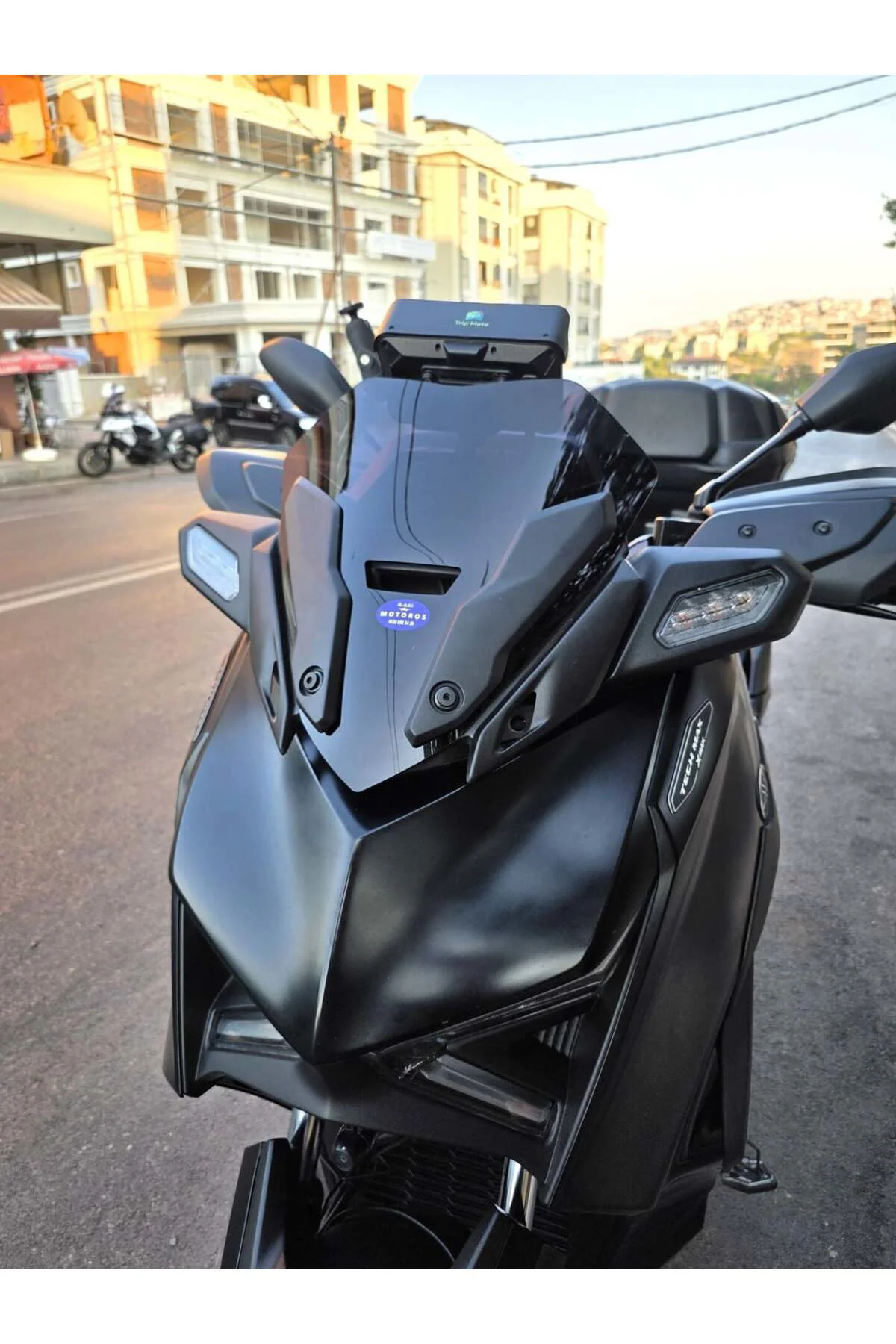 Yamaha Xmax Ön Cam 2023-2026 Model 36cm Siyah Renkli 4mm SPORTİF