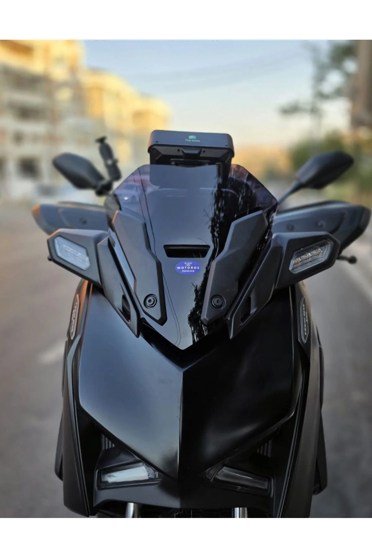 Yamaha Xmax Ön Cam 2023-2026 Model 36cm Siyah Renkli 4mm SPORTİF