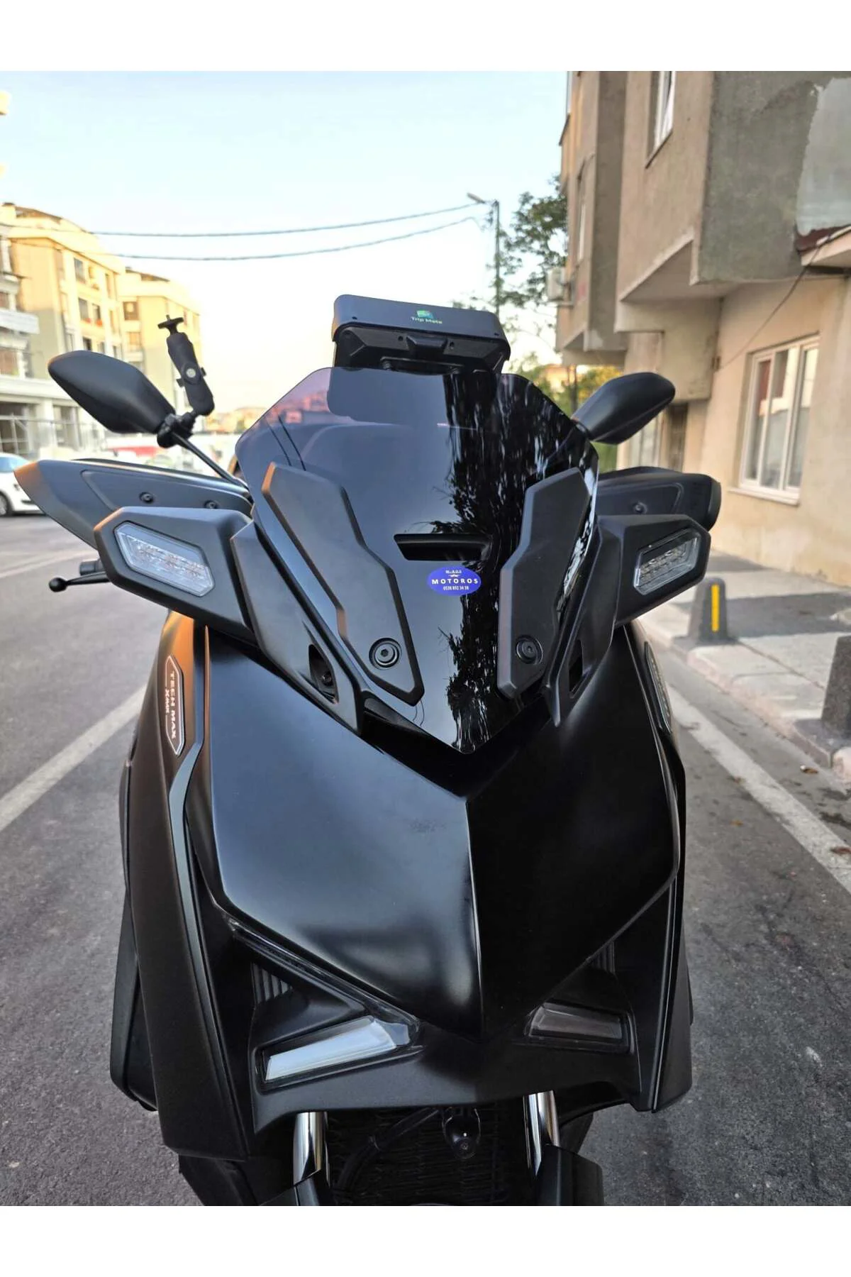 Yamaha Xmax Ön Cam 2023-2026 Model 36cm Siyah Renkli 4mm SPORTİF