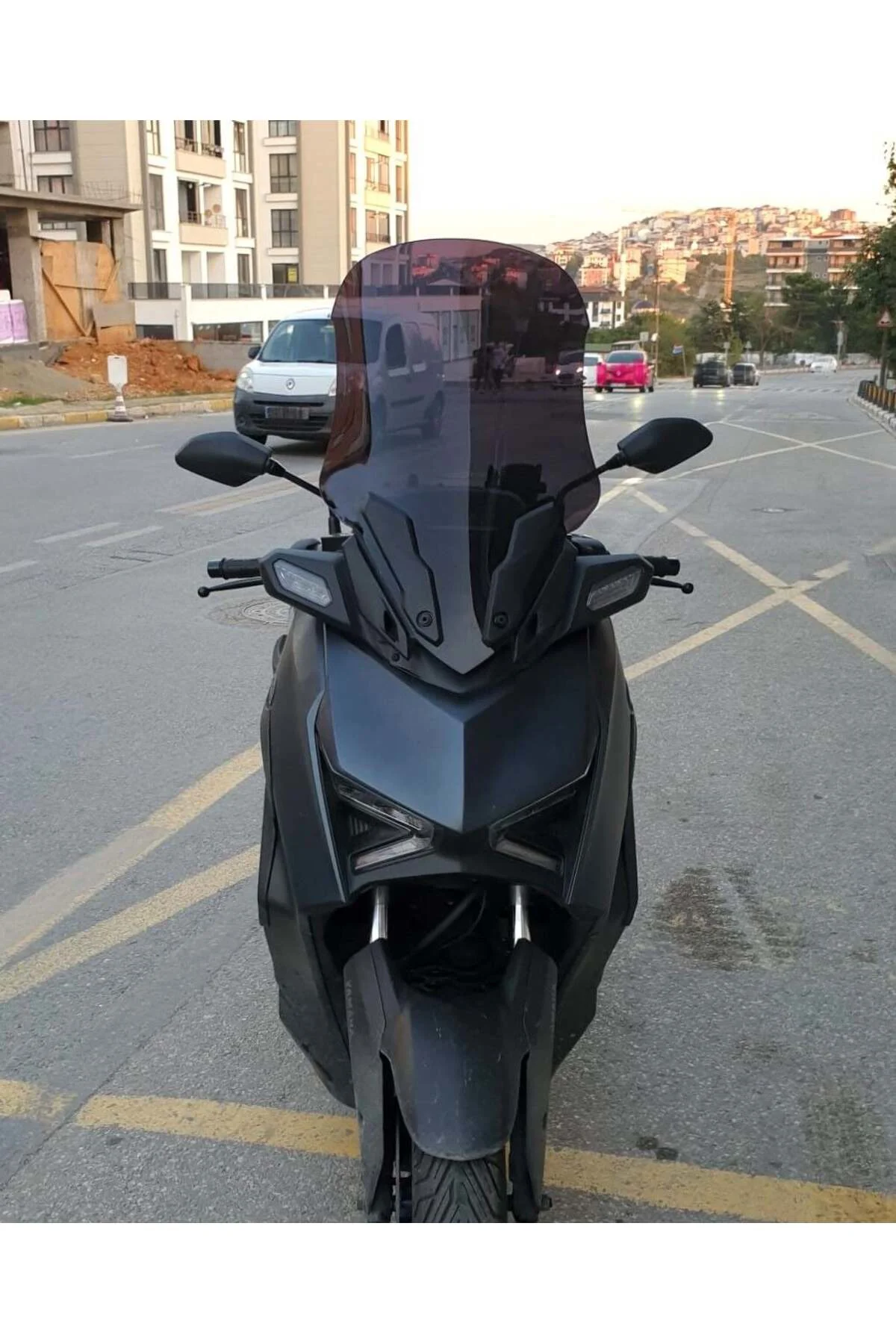 Yamaha Xmax Ön Cam 2023-2026 Model 65cm Siyah Renkli 4mm