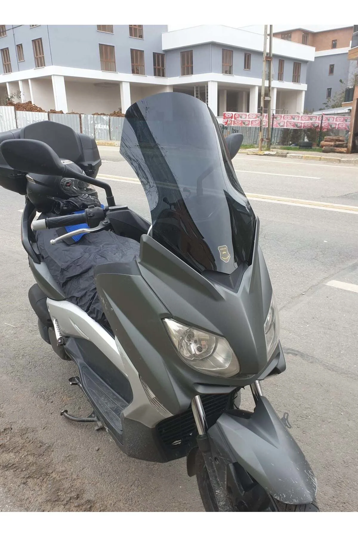 Yamaha Xmax Ön Cam 2011-2013 Model 55cm Siyah Renkli 4mm