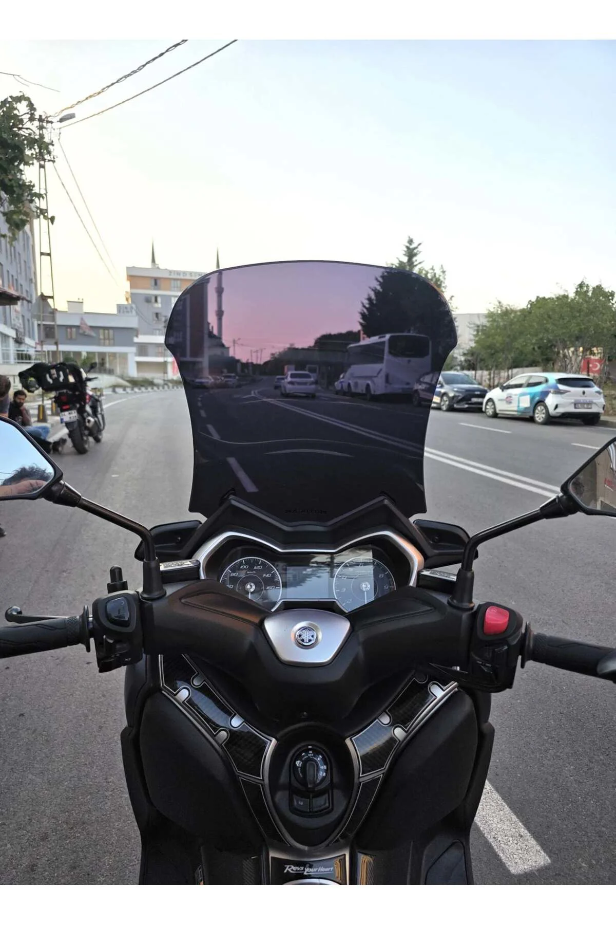 Yamaha Xmax Ön Cam 2018-2022 Model 65cm Siyah Renkli 4mm