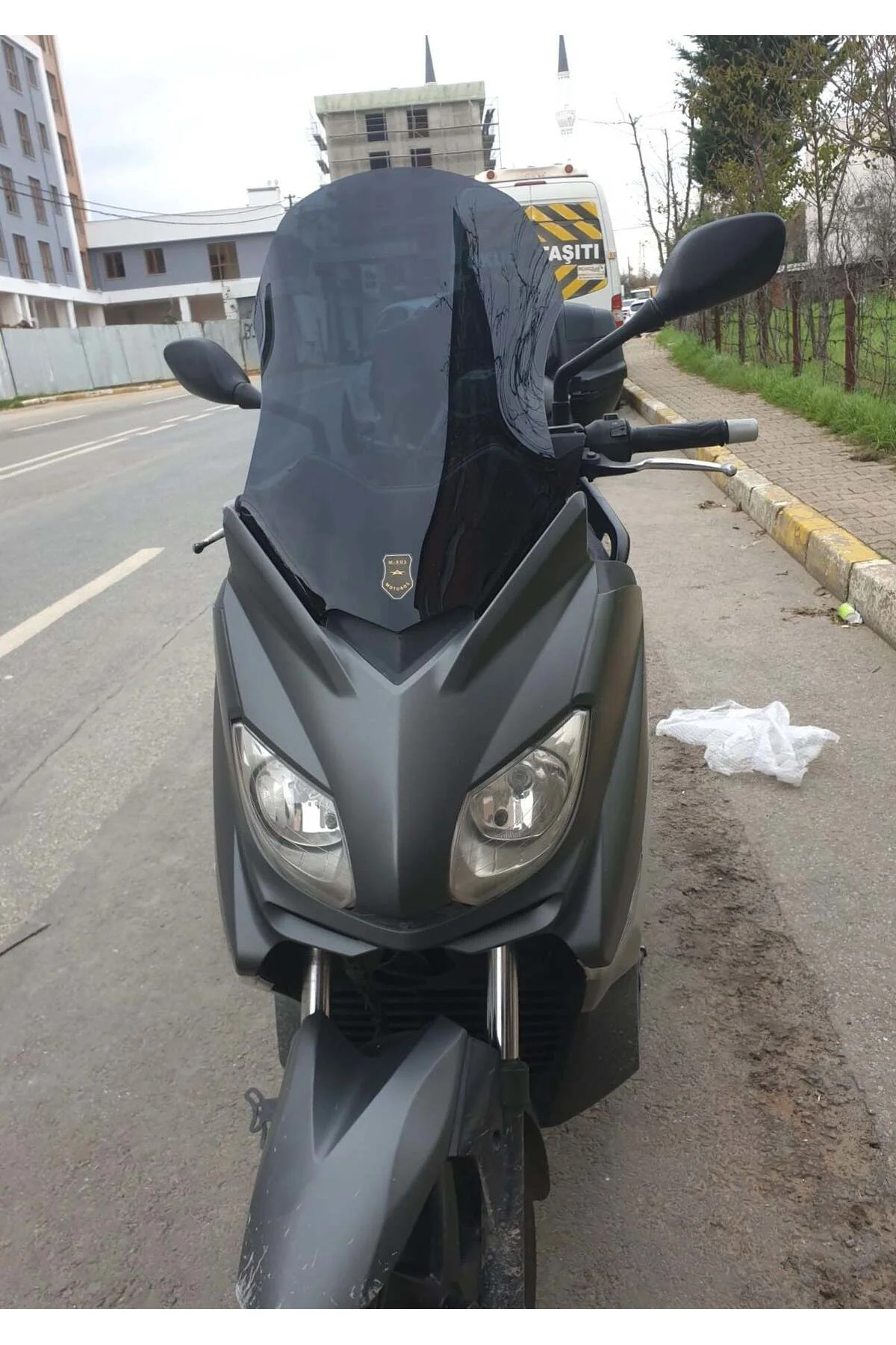 Yamaha Xmax Ön Cam 2011-2013 Model 55cm Siyah Renkli 4mm