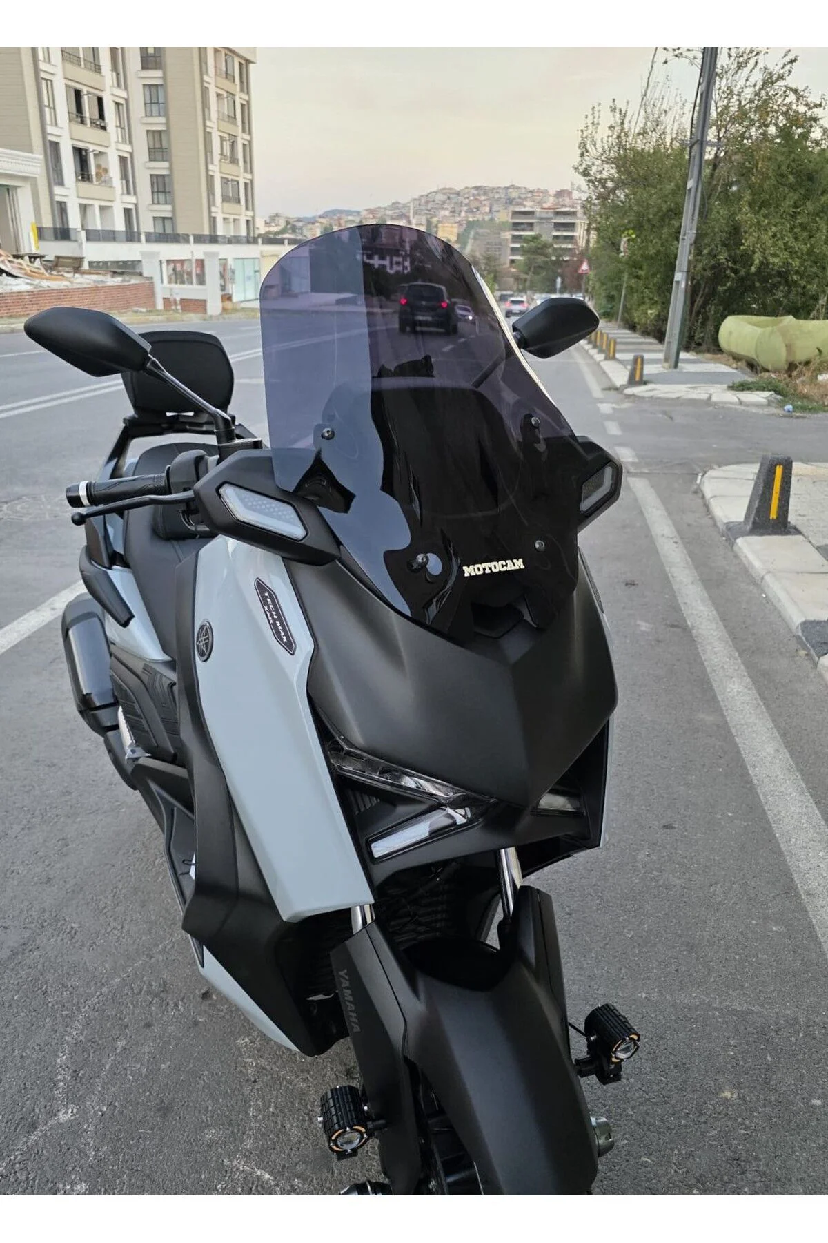 Yamaha Xmax Techmax Ön Cam 2025-2026 Model 52cm Siyah Renkli 4mm 