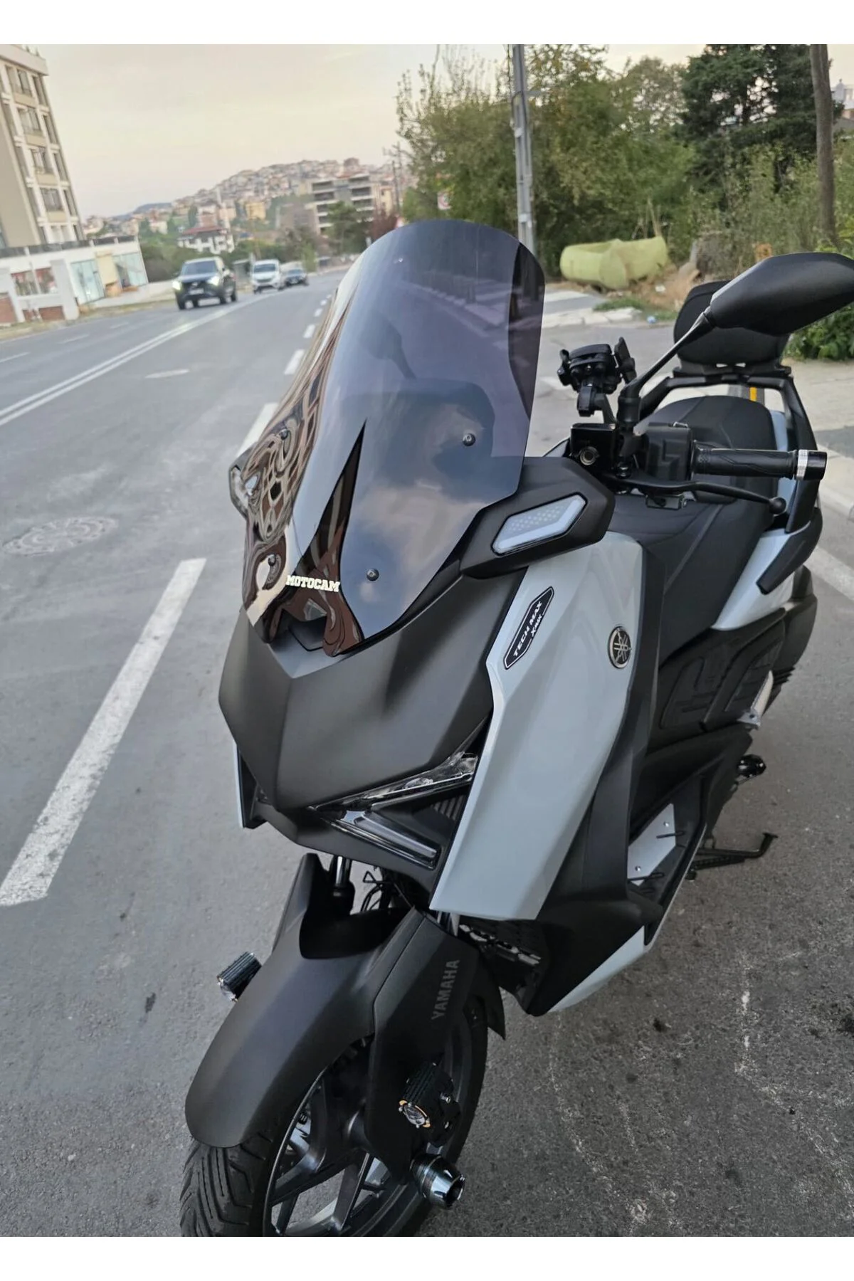 Yamaha Xmax Techmax Ön Cam 2025-2026 Model 52cm Siyah Renkli 4mm 
