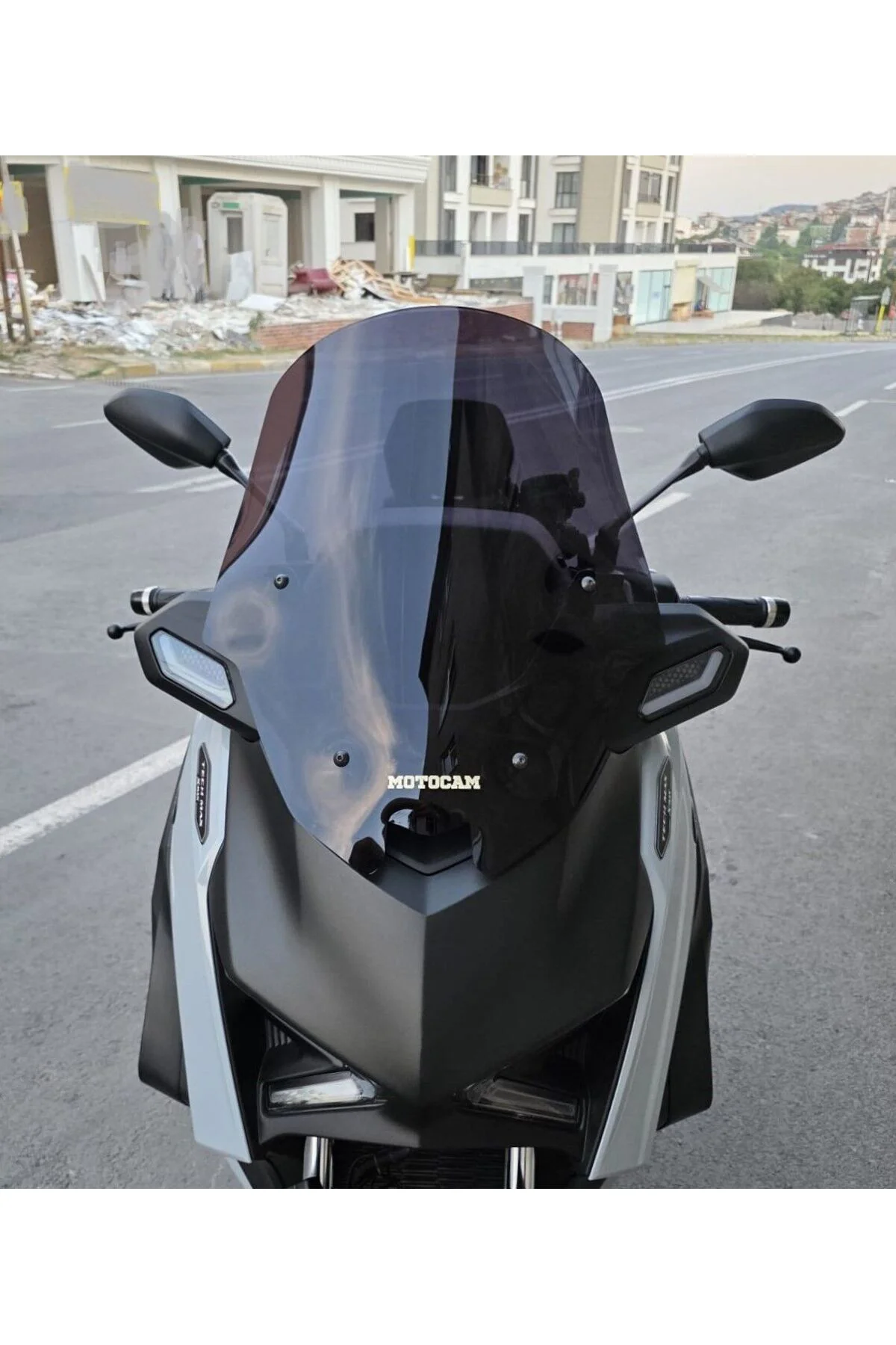 Yamaha Xmax Techmax Ön Cam 2025-2026 Model 52cm Siyah Renkli 4mm 