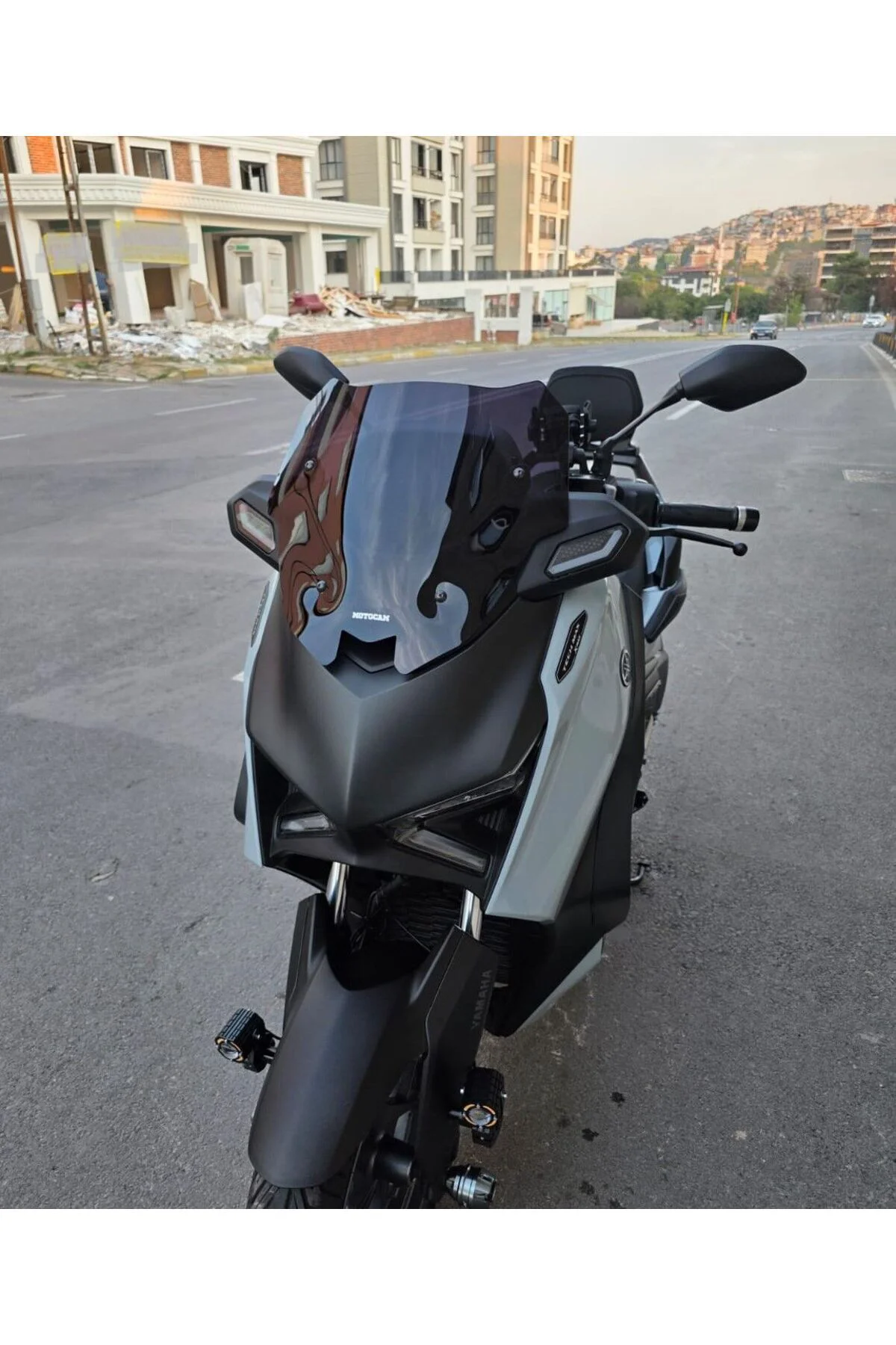 Yamaha Xmax Techmax Ön Cam 2025-2026 Model 39cm Siyah Renkli 4mm 