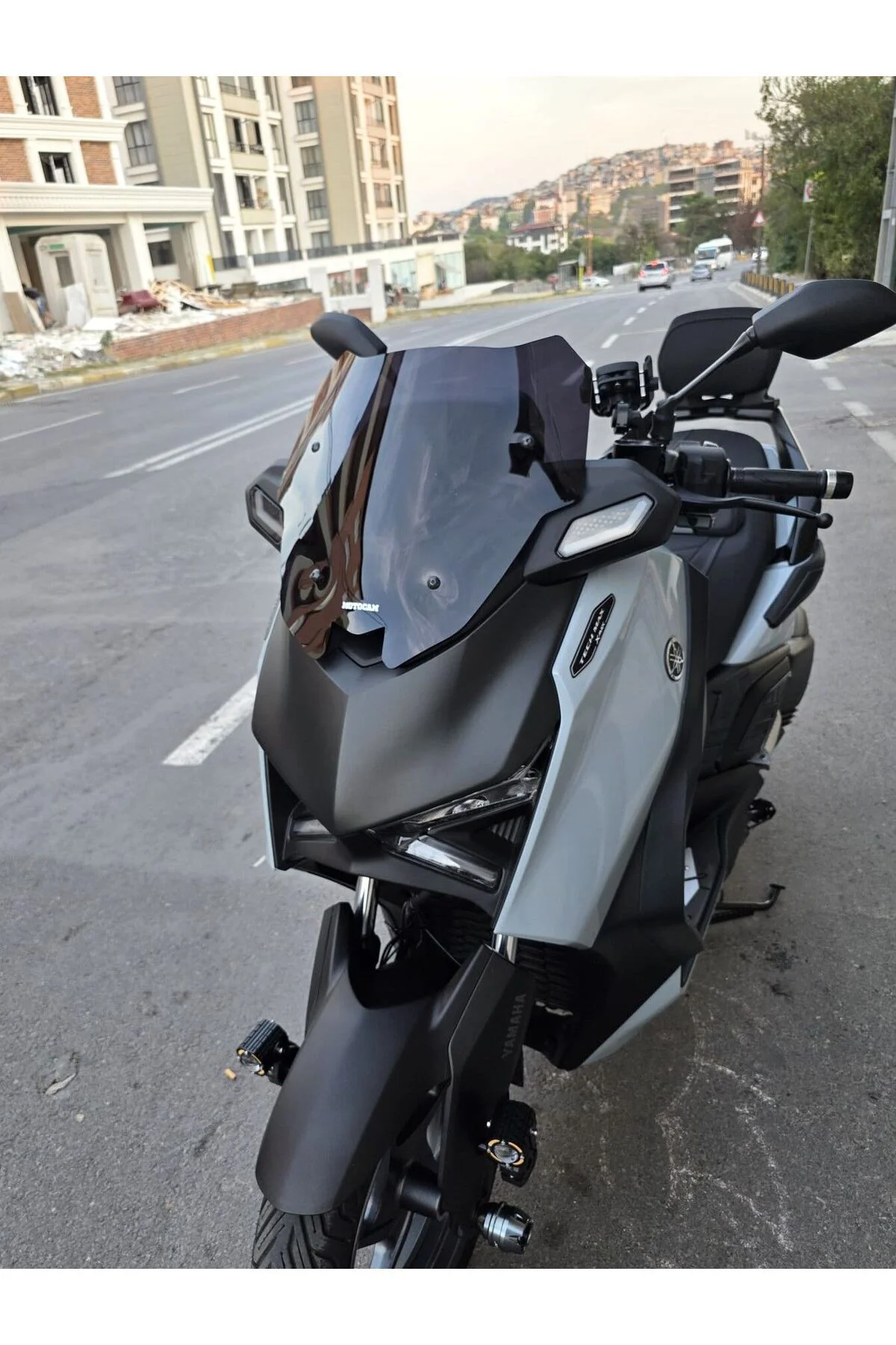 Yamaha Xmax Techmax Ön Cam 2025-2026 Model 39cm Siyah Renkli 4mm 