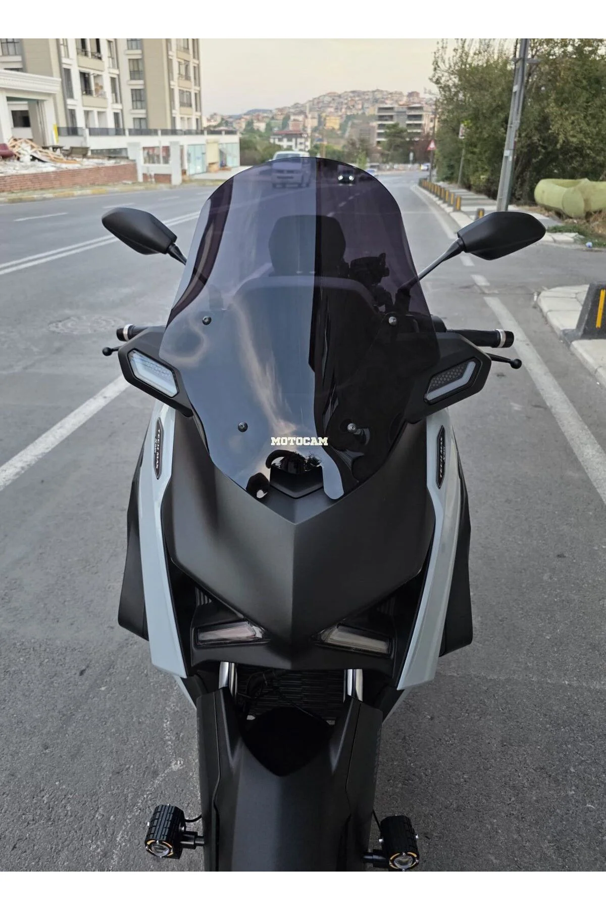 Yamaha Xmax Techmax Ön Cam 2025-2026 Model 52cm Siyah Renkli 4mm 