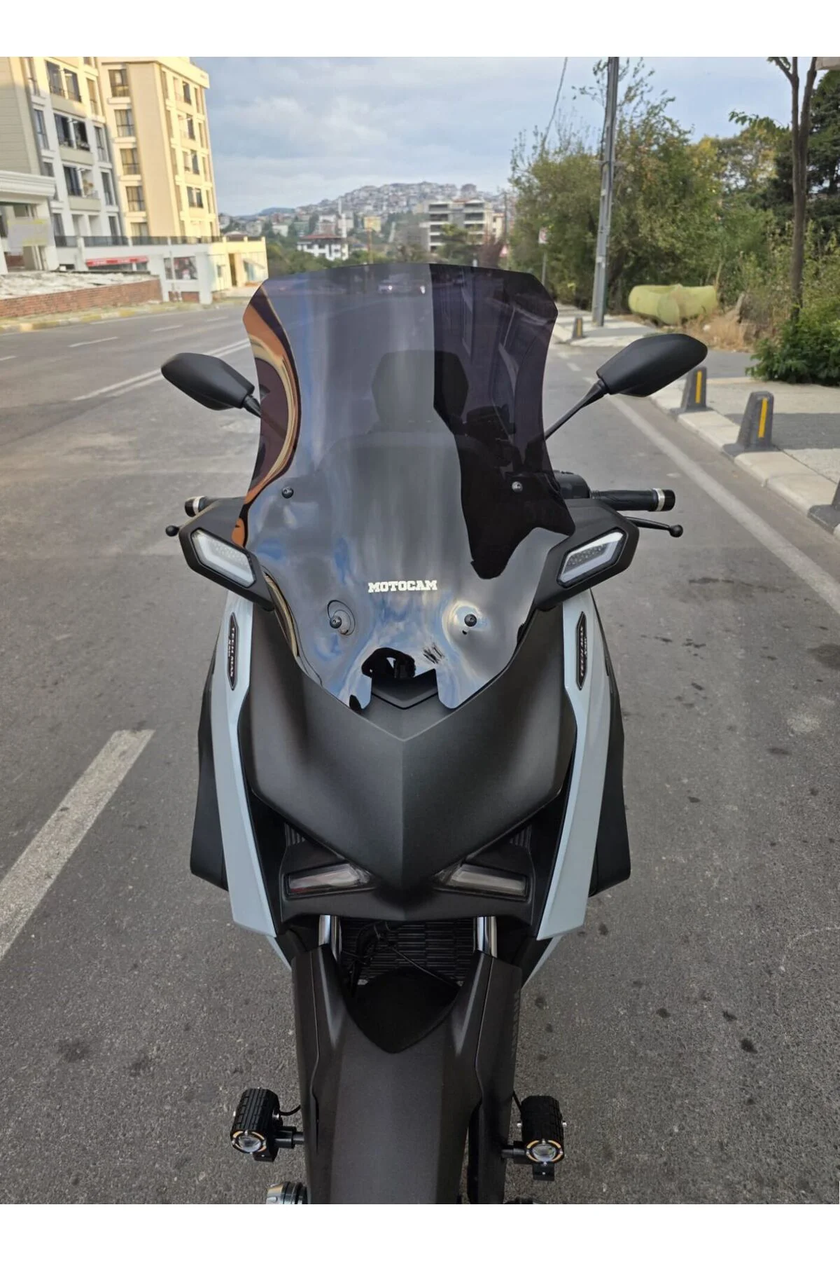 Yamaha Xmax Techmax Ön Cam 2025-2026 Model 63cm Siyah Renkli 4mm 