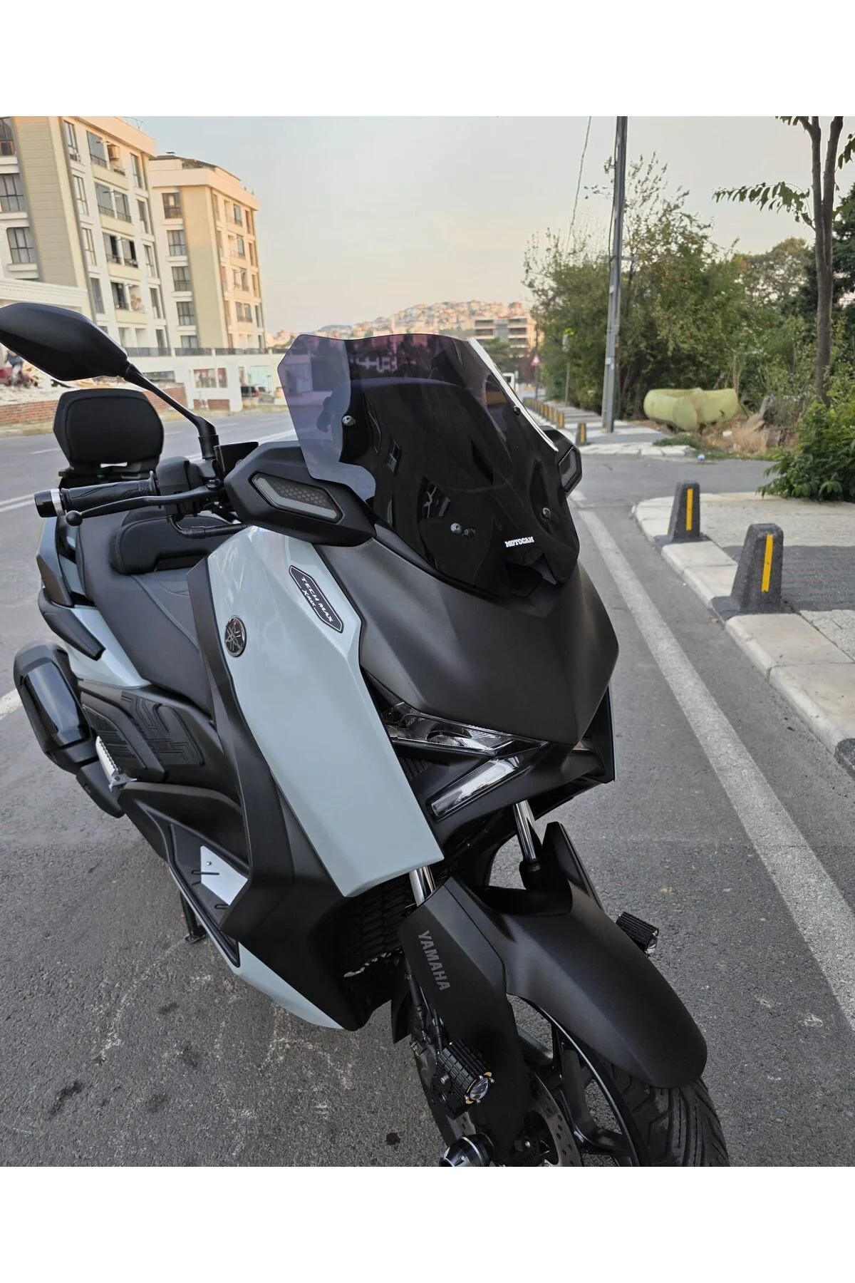 Yamaha Xmax Techmax Ön Cam 2025-2026 Model 39cm Siyah Renkli 4mm 