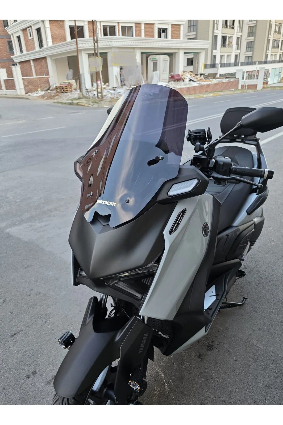 Yamaha Xmax Techmax Ön Cam 2025-2026 Model 52cm Siyah Renkli 4mm 