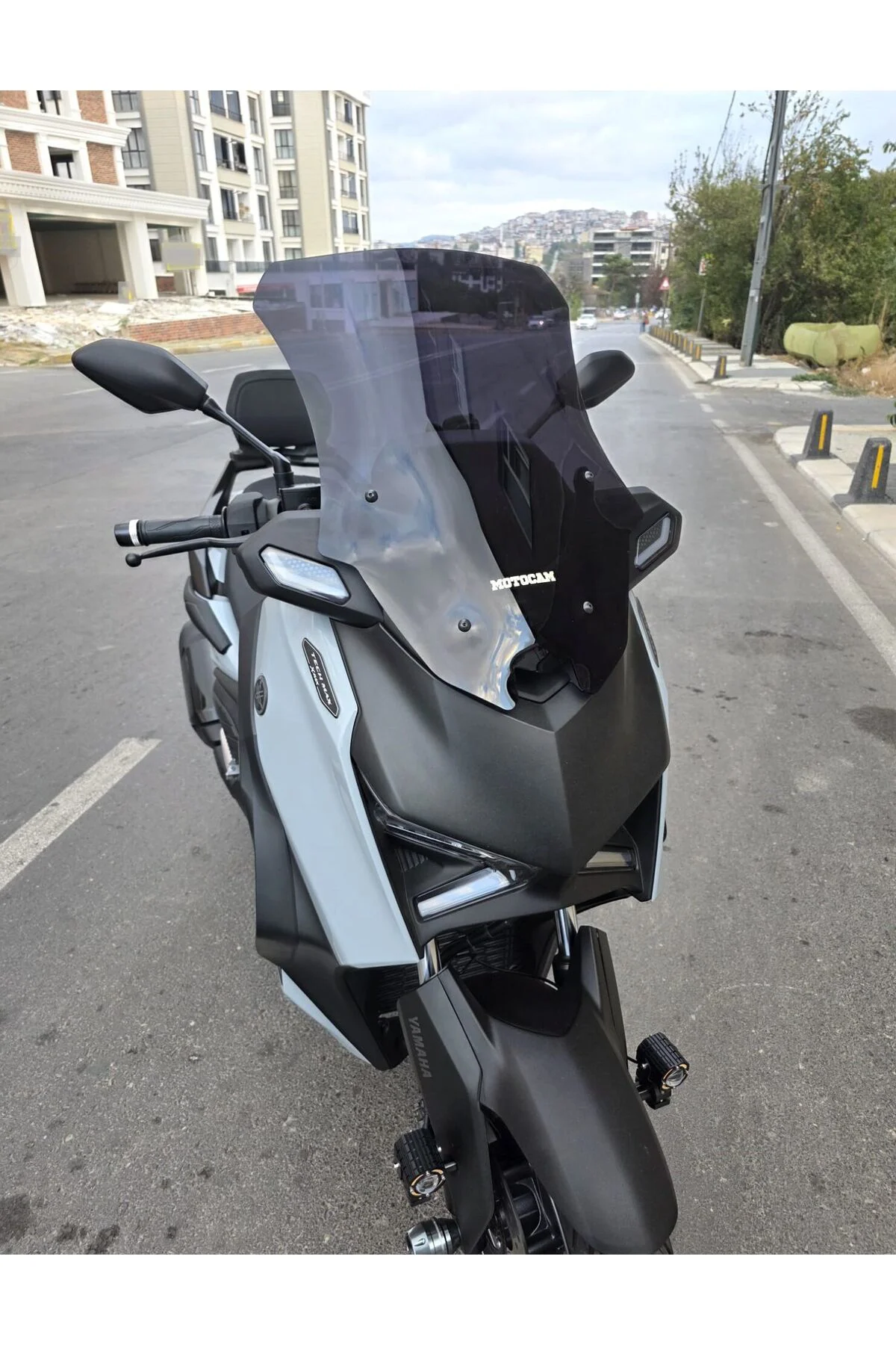 Yamaha Xmax Techmax Ön Cam 2025-2026 Model 63cm Siyah Renkli 4mm 