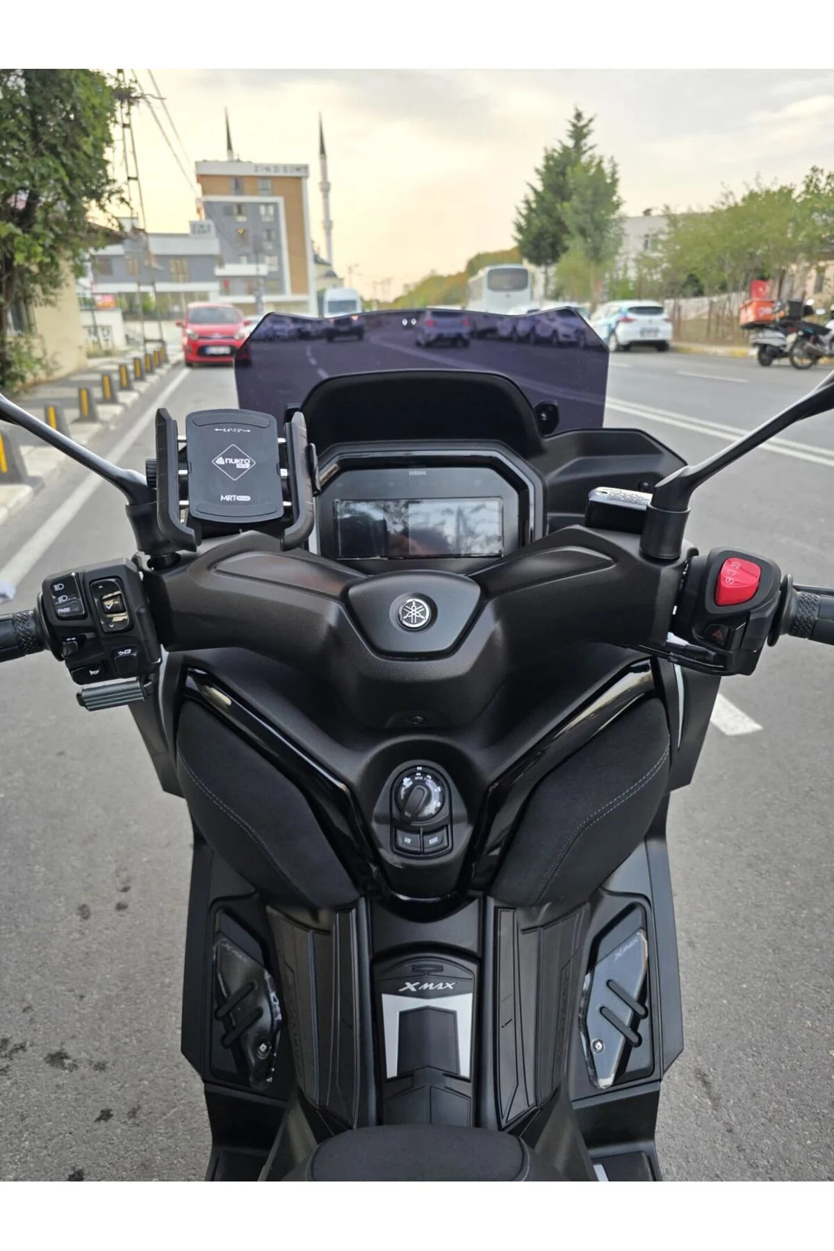 Yamaha Xmax Techmax Ön Cam 2025-2026 Model 39cm Siyah Renkli 4mm 