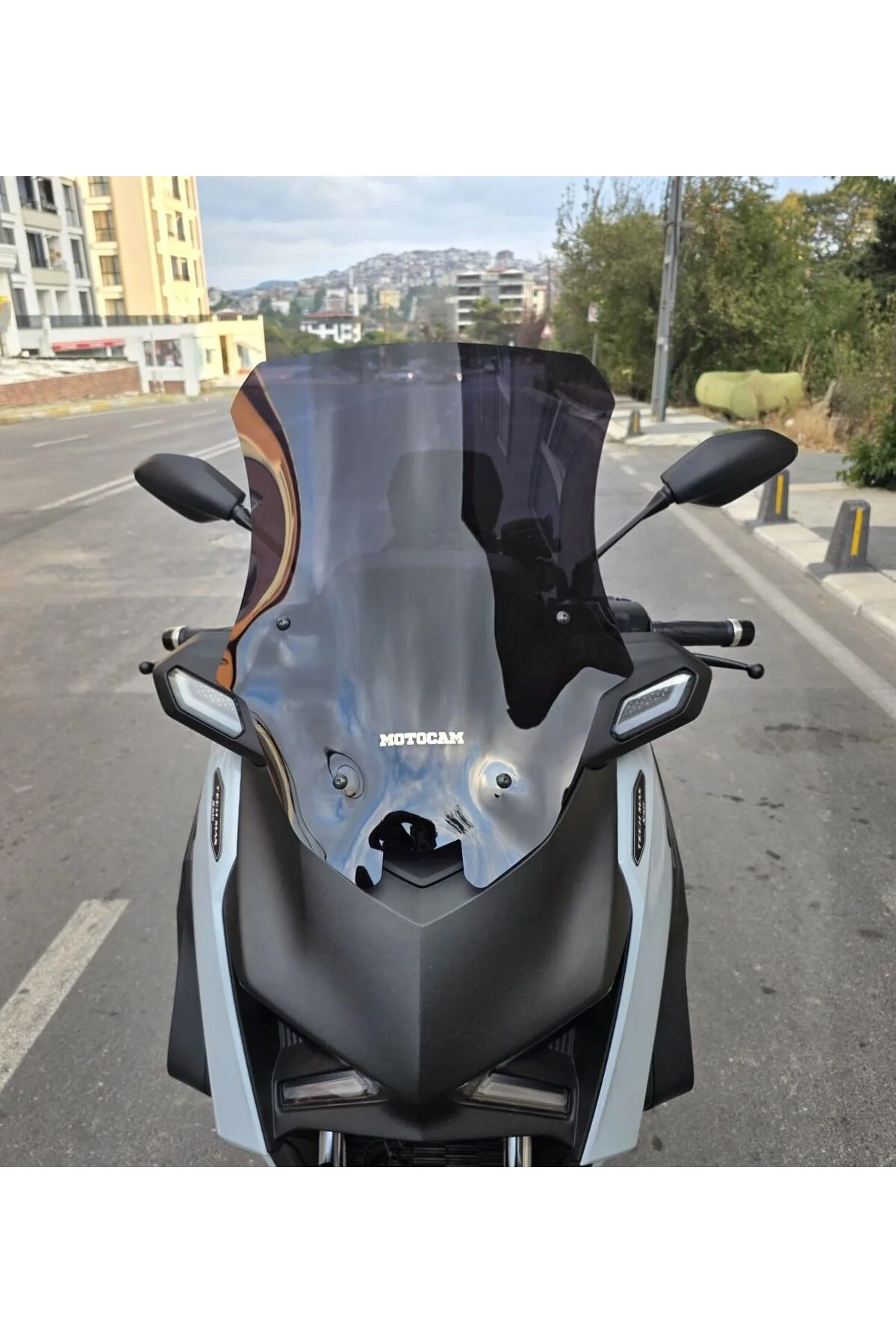 Yamaha Xmax Techmax Ön Cam 2025-2026 Model 63cm Siyah Renkli 4mm 