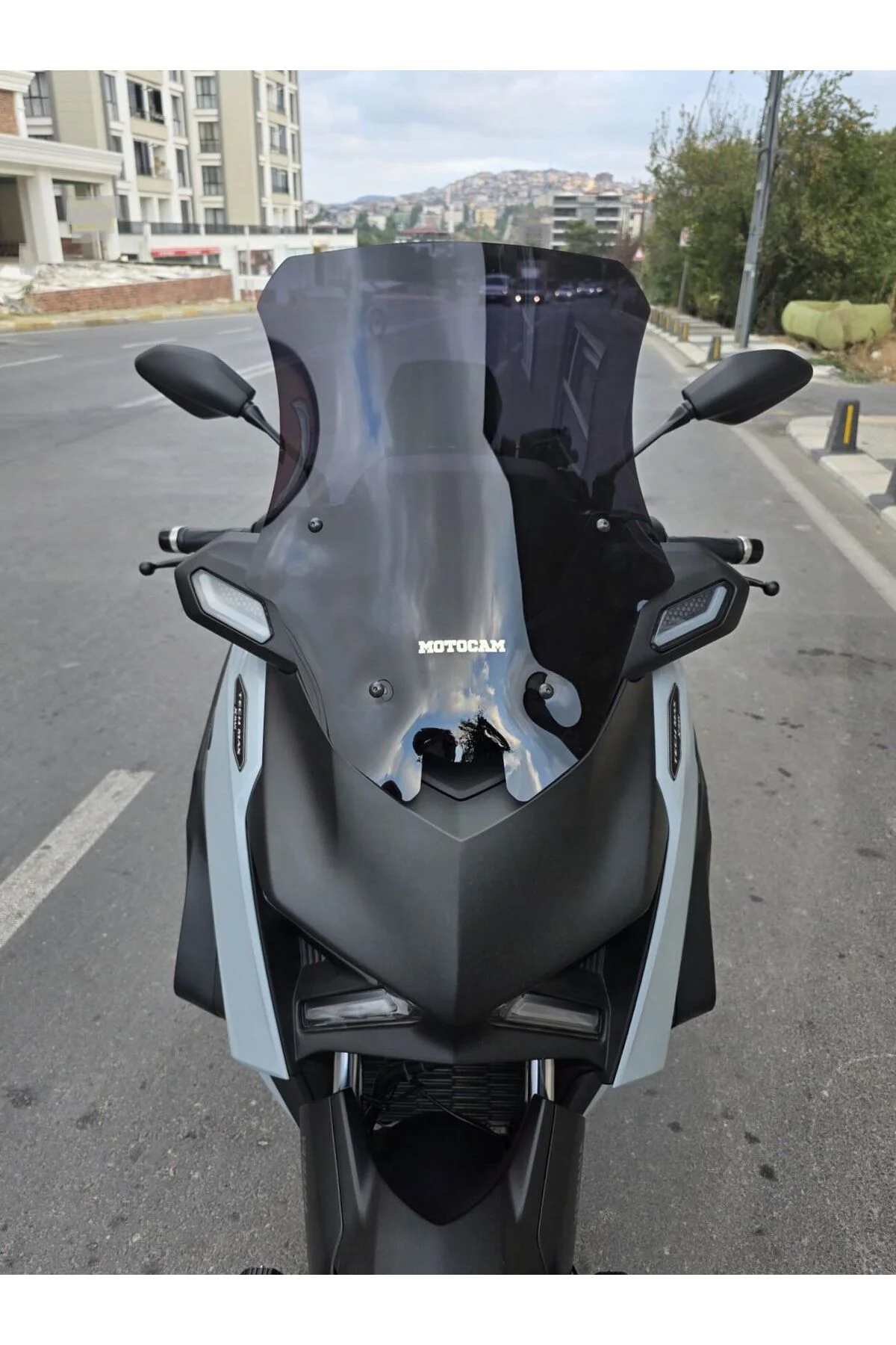 Yamaha Xmax Techmax Ön Cam 2025-2026 Model 63cm Siyah Renkli 4mm 