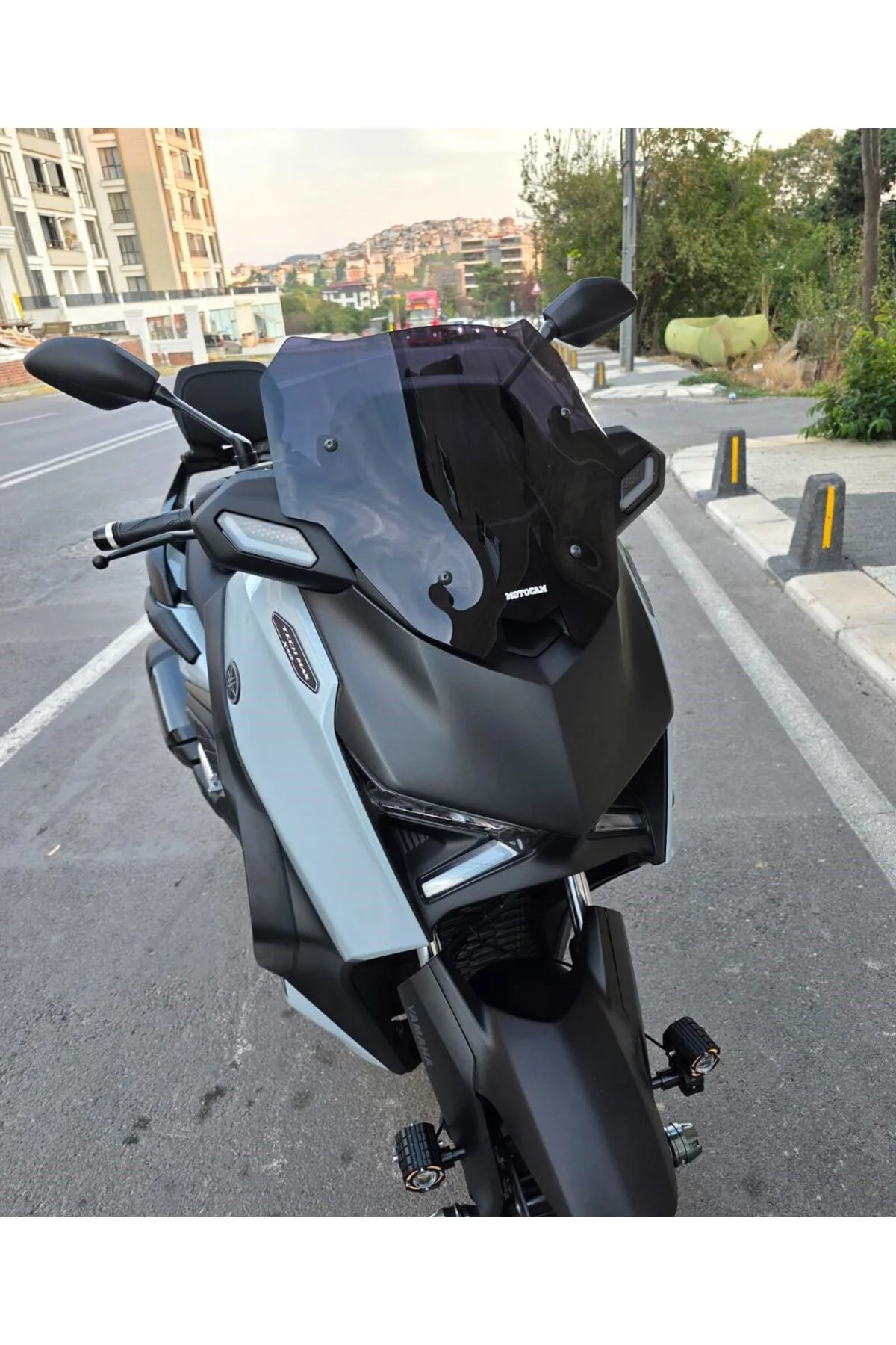 Yamaha Xmax Techmax Ön Cam 2025-2026 Model 39cm Siyah Renkli 4mm 
