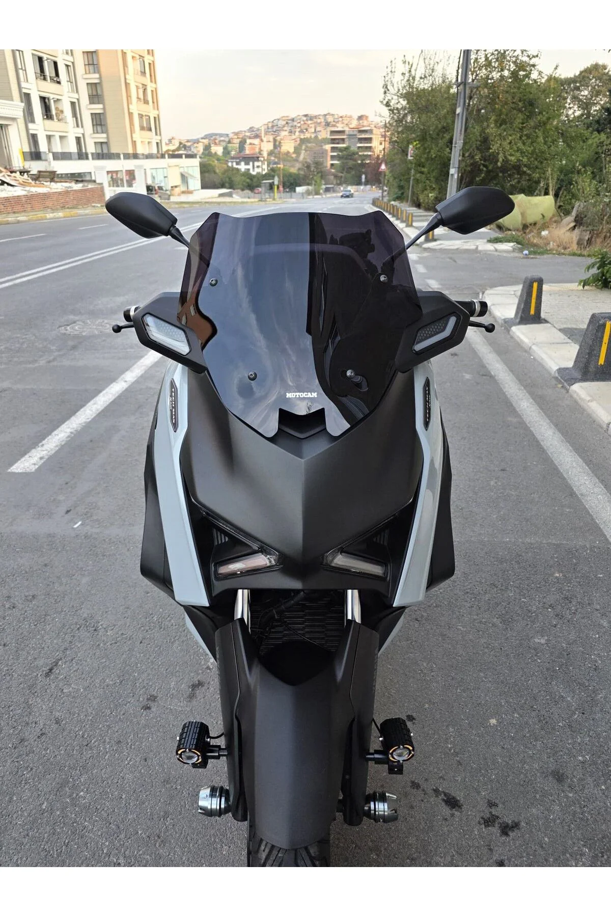 Yamaha Xmax Techmax Ön Cam 2025-2026 Model 39cm Siyah Renkli 4mm 