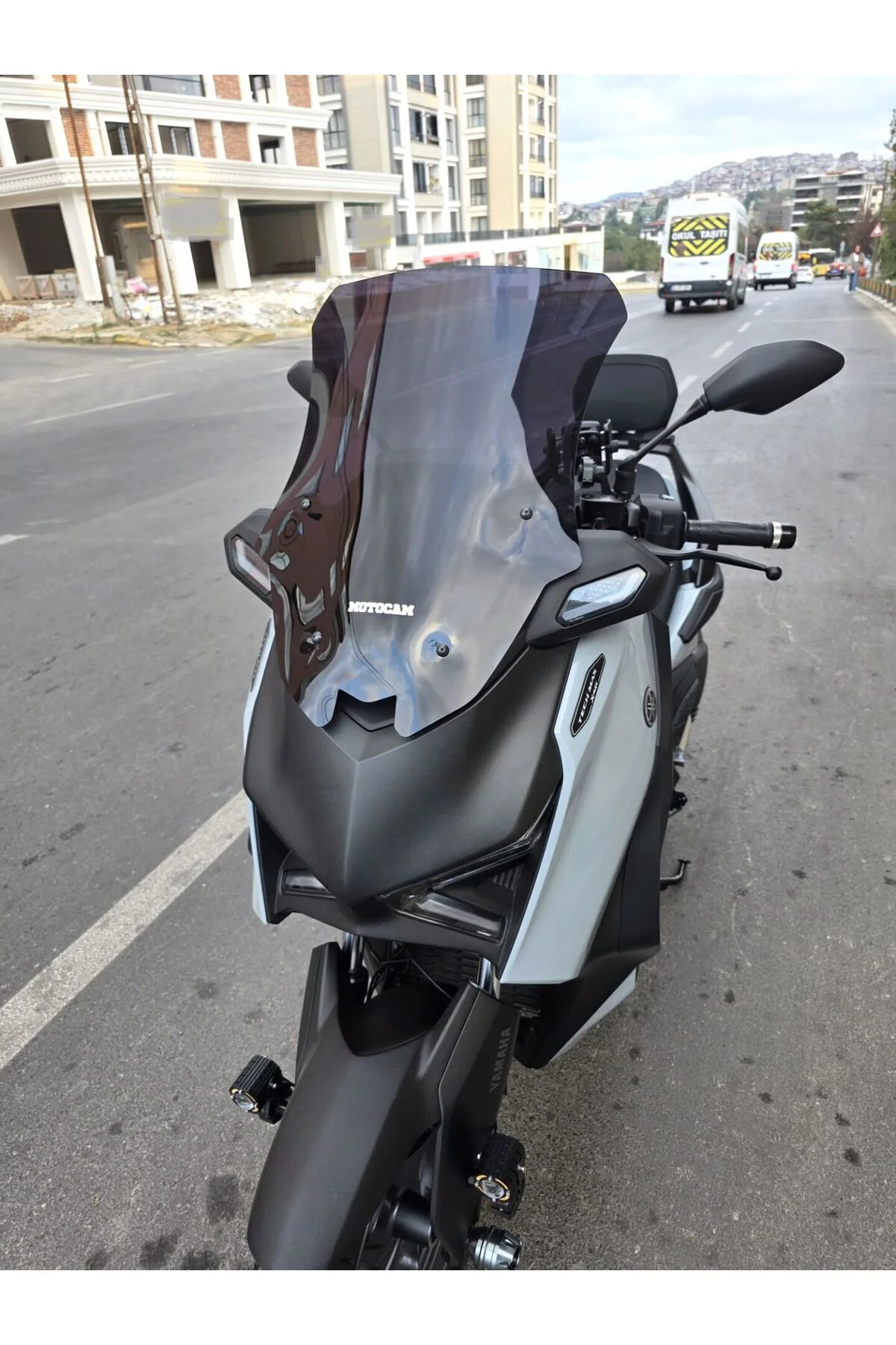 Yamaha Xmax Techmax Ön Cam 2025-2026 Model 63cm Siyah Renkli 4mm 