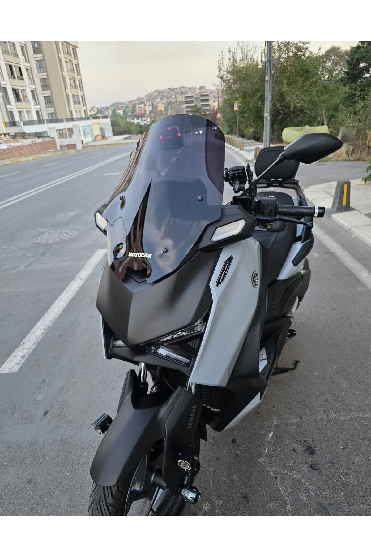 Yamaha Xmax Techmax Ön Cam 2025-2026 Model 52cm Siyah Renkli 4mm 