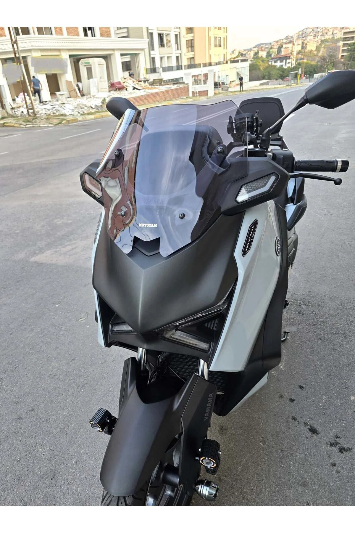 Yamaha Xmax Techmax Ön Cam 2025-2026 Model 39cm Füme Renkli 4mm A