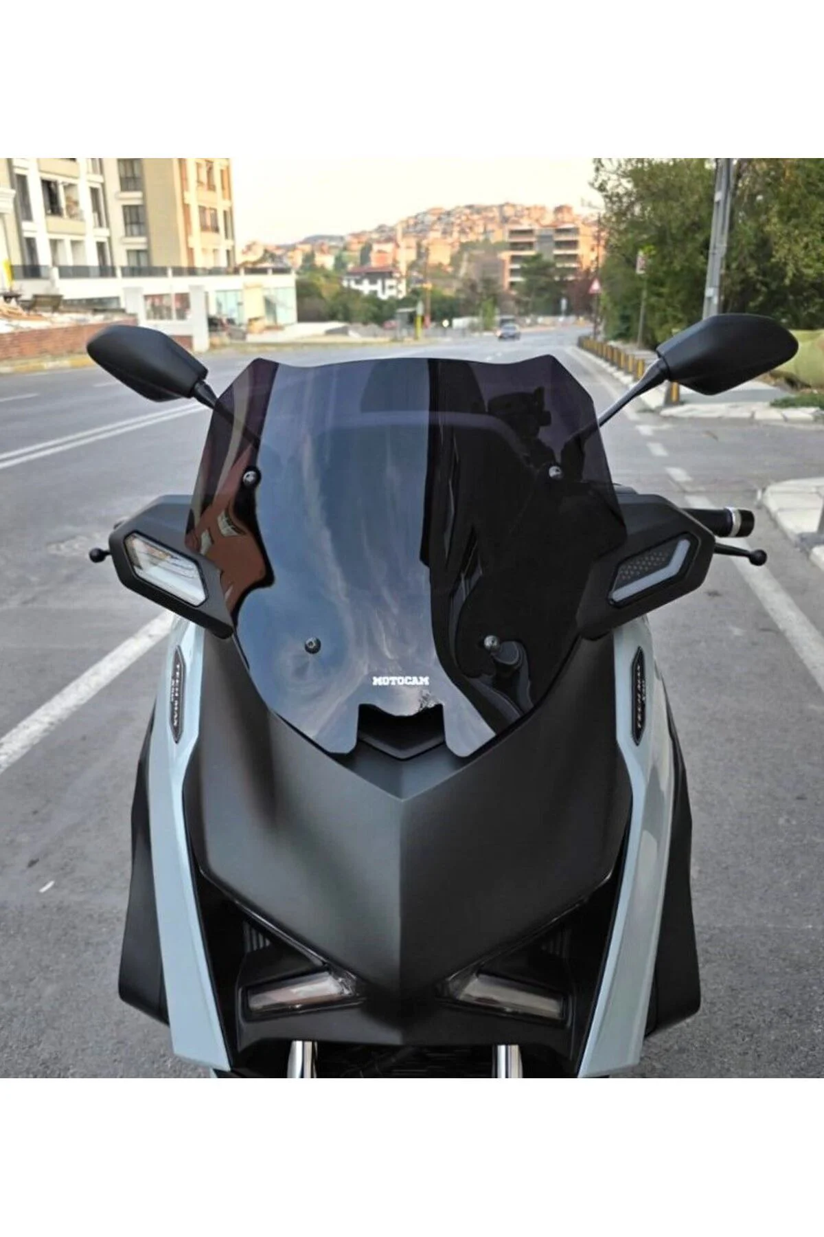 Yamaha Xmax Techmax Ön Cam 2025-2026 Model 39cm Siyah Renkli 4mm 