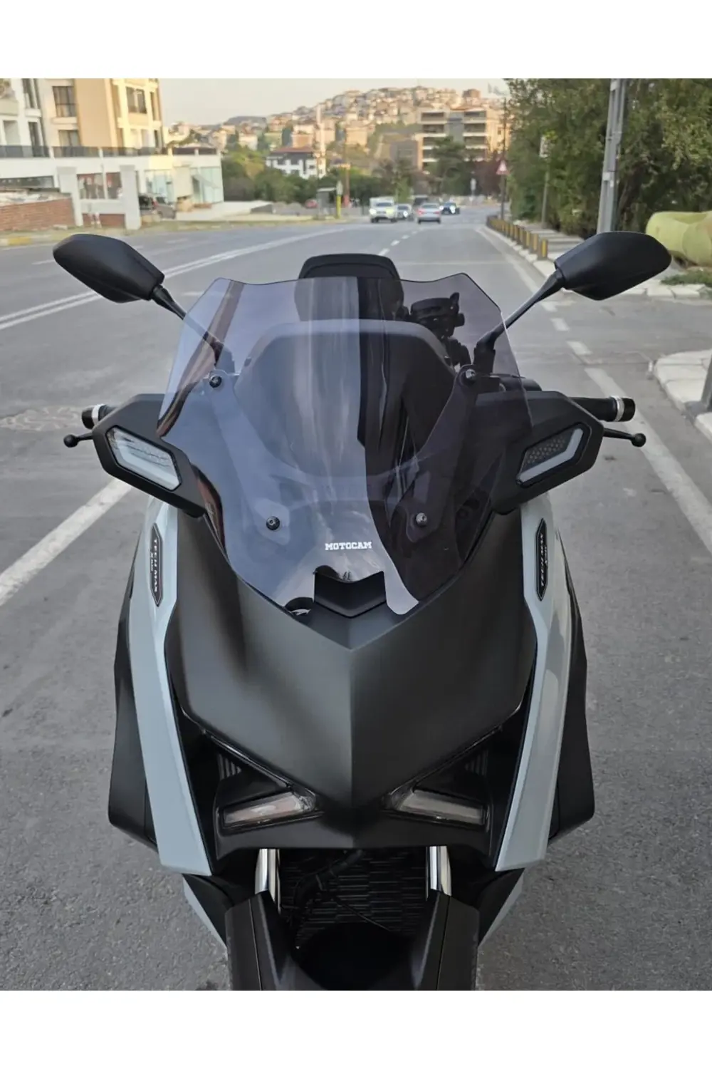 Yamaha Xmax Techmax Ön Cam 2025 Model 39cm Füme Renkli 4mm Asansö