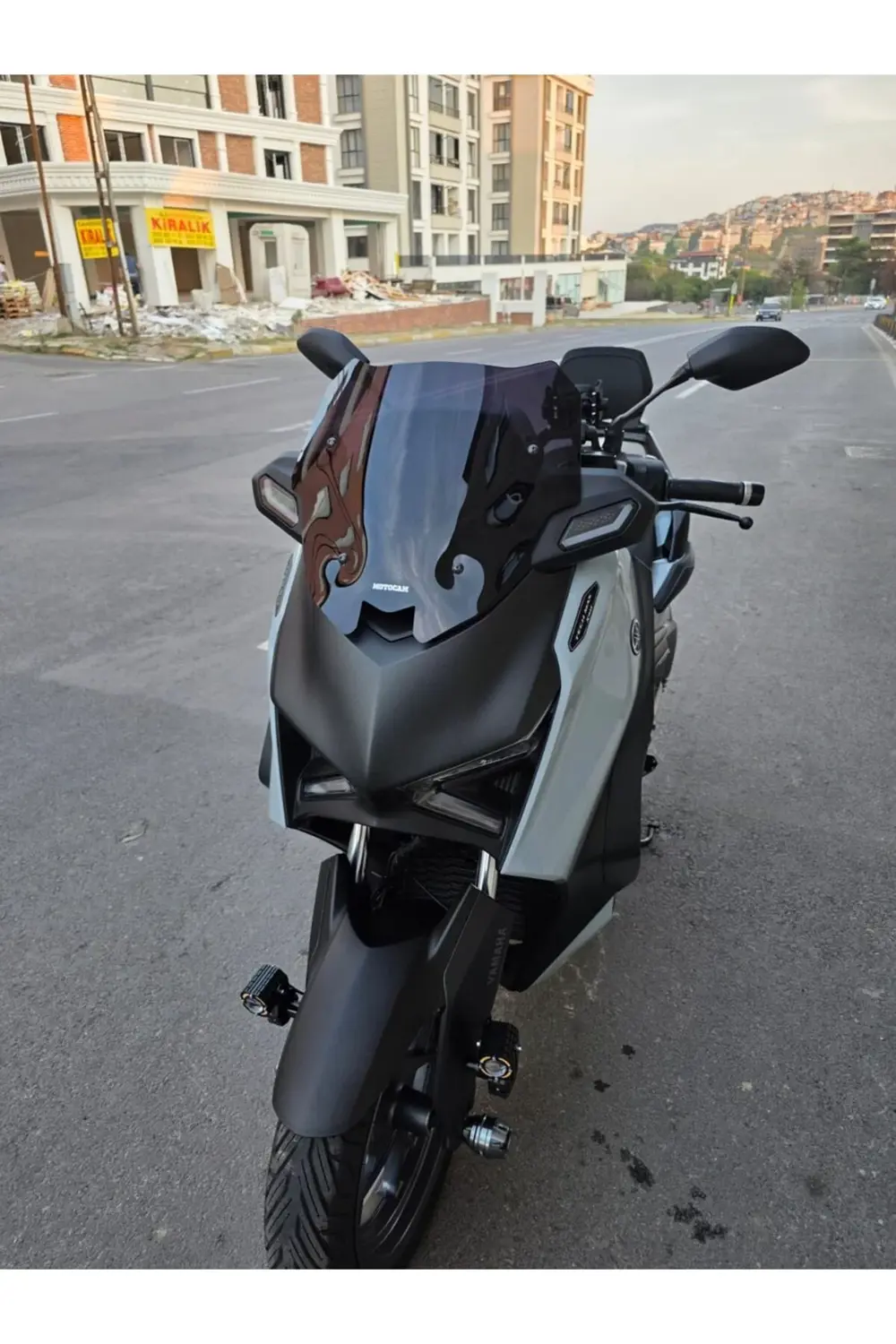 Yamaha Xmax Techmax Ön Cam 2025 Model 39cm Siyah Renkli 4mm Asans Yamaha Xmax Techmax Ön Cam 2025 Model 39cm Siyah Renkli 4mm Asans