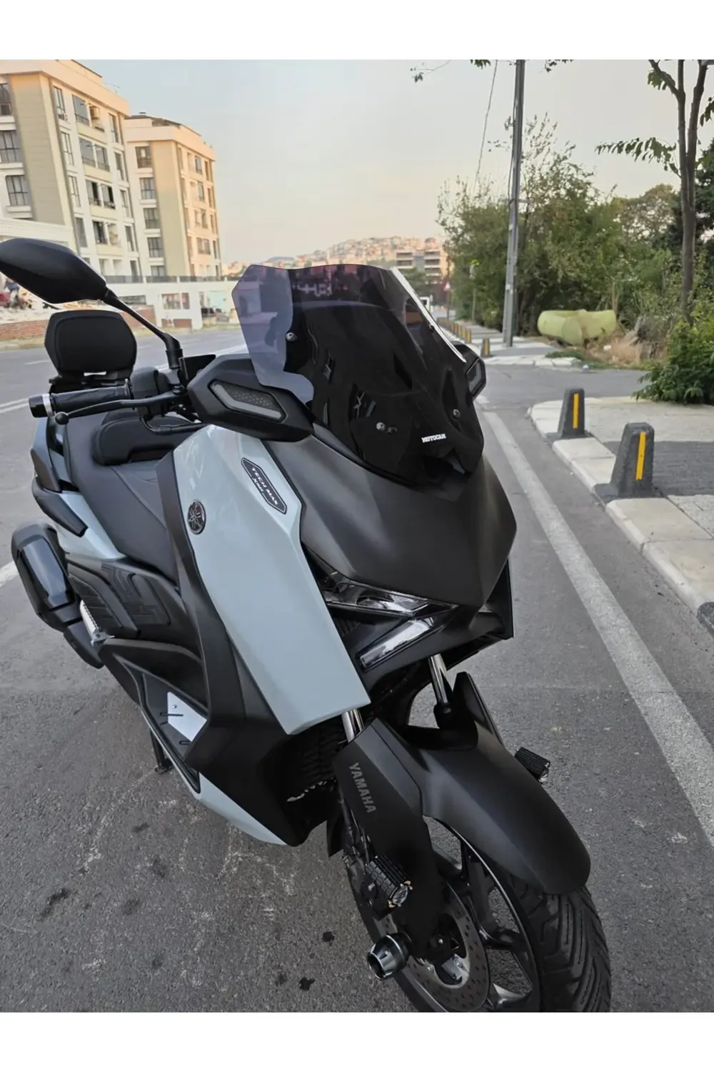 Yamaha Xmax Techmax Ön Cam 2025 Model 39cm Siyah Renkli 4mm Asans Yamaha Xmax Techmax Ön Cam 2025 Model 39cm Siyah Renkli 4mm Asans
