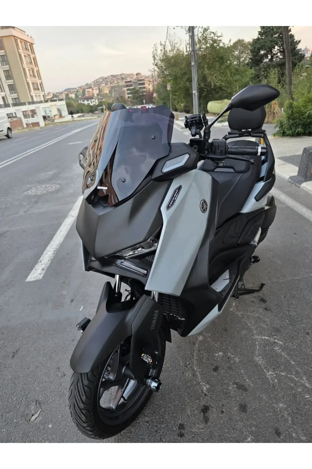 Yamaha Xmax Techmax Ön Cam 2025 Model 39cm Siyah Renkli 4mm Asans Yamaha Xmax Techmax Ön Cam 2025 Model 39cm Siyah Renkli 4mm Asans