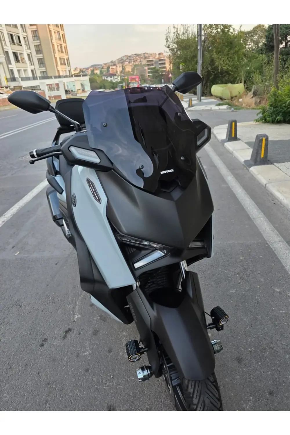 Yamaha Xmax Techmax Ön Cam 2025 Model 39cm Siyah Renkli 4mm Asans Yamaha Xmax Techmax Ön Cam 2025 Model 39cm Siyah Renkli 4mm Asans