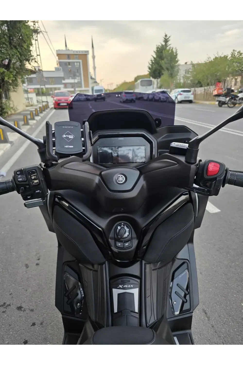Yamaha Xmax Techmax Ön Cam 2025 Model 39cm Siyah Renkli 4mm Asans Yamaha Xmax Techmax Ön Cam 2025 Model 39cm Siyah Renkli 4mm Asans