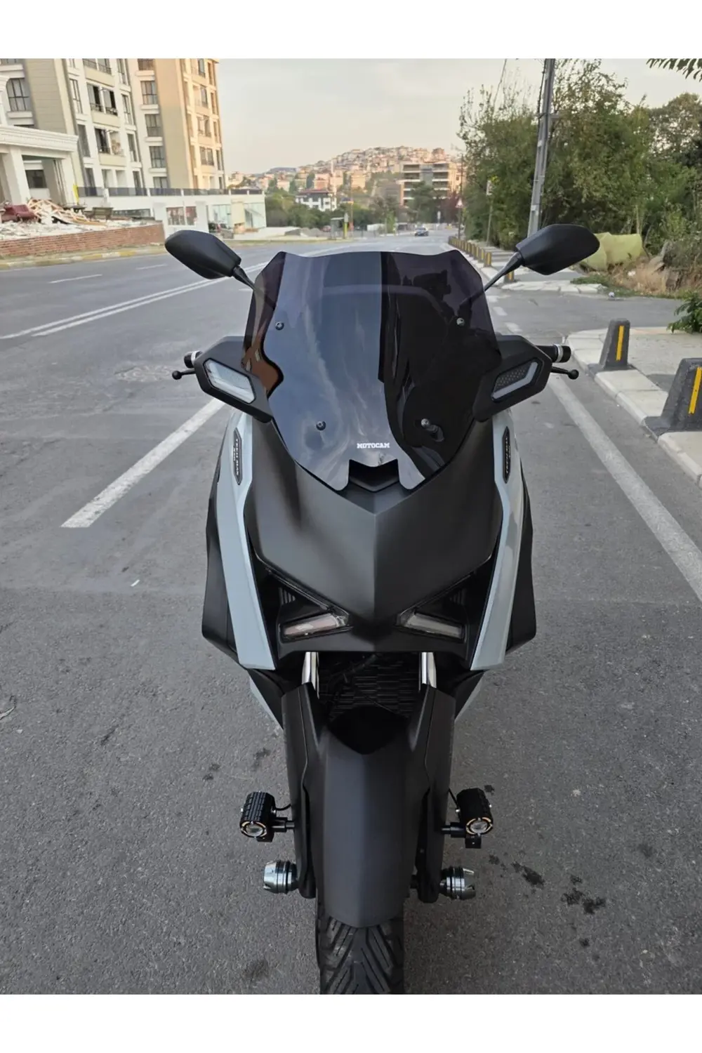 Yamaha Xmax Techmax Ön Cam 2025 Model 39cm Siyah Renkli 4mm Asans Yamaha Xmax Techmax Ön Cam 2025 Model 39cm Siyah Renkli 4mm Asans